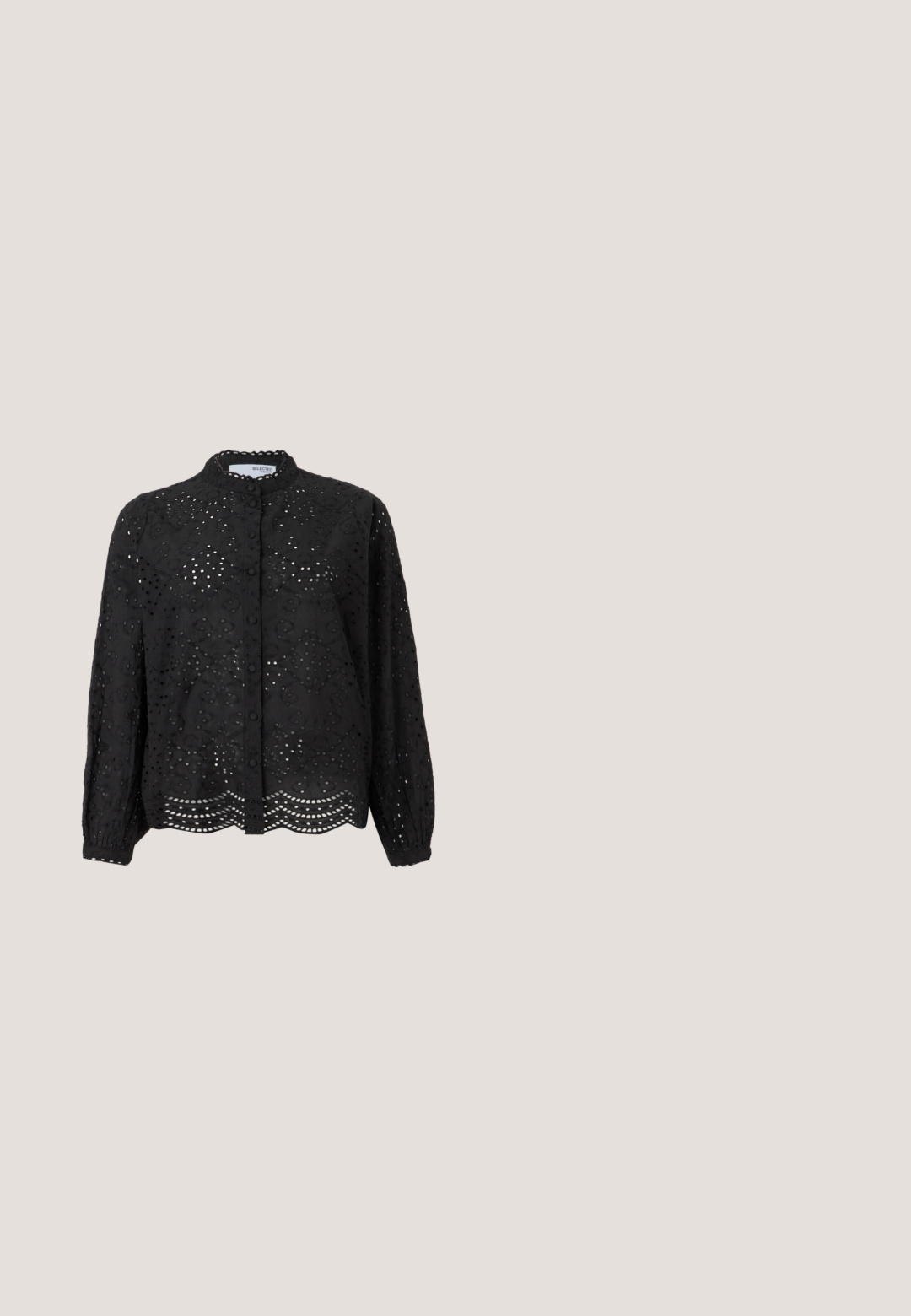 Sort skjorte med lange ærmer, der har en indviklet hulmønster og scallop kant. Fremstillet af letvægtsstof med en struktureret overflade.; Sorte bukser med lige ben, med frontfold og knaplukning, lavet af et glat stof. Rene linjer gennem hele designet.; Sort højhælet sko med spids tå og et åbent gitterdesign. Fremstillet af blankt materiale med en slank stilet-hæl.; Sorte katteøje-solbriller med mørke linser og tykke arme, med en lille hvid logo på den ene side.; Sort perlehandtaske med en buet silhuet, bærehåndtag og blank overflade. Båret med højhælede sorte sko og tætsiddende sorte shorts.; Sølvmetal øreringe med et bølgende, skulpturelt design, der har en poleret overflade og uregelmæssige former, hvilket fremhæver en moderne æstetik.