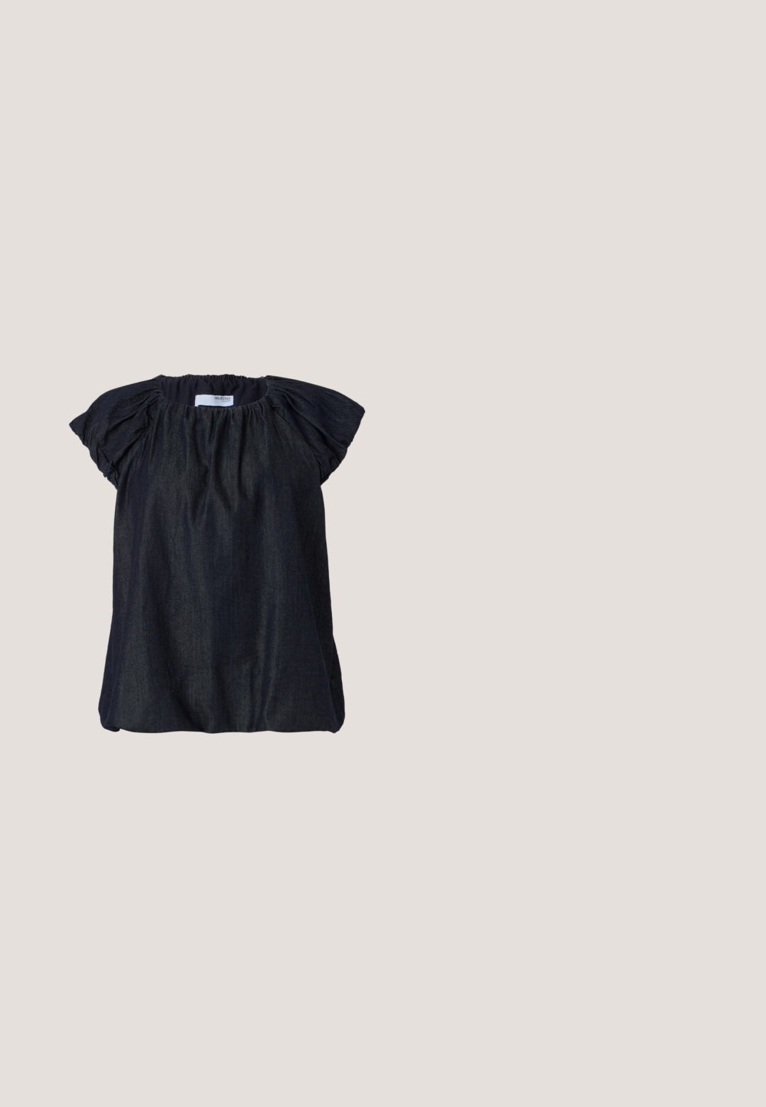 Mørkeblå kortærmet bluse med samlet stof ved halsudskæringen og bløde, rynkede ærmer. Fremstillet af letvægts, tekstureret materiale.; Sorte denim jeans med høj talje, flared ben, to frontlommer og orange syninger. Materialet ser solidt og glat ud.; Brun læder ankelstøvle med en afrundet tå og en lav blokhælhæl, der har elastiske sidepaneler og en glat, blank finish.; Brun flettet læder skuldertaske med en enkelt bred strop og en slasket, halvmåneformet krop.; Sølv hoop ørestik med en poleret overflade, prydet med små guld accenter og en rund form, båret på øreflippen.; Mørkebrunt læderbælte med en bred gylden firkantet spænde, samlet fladt på en hvid overflade.