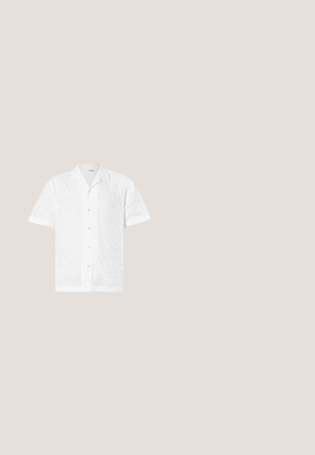 Korte mouwen witte shirt met een gestructureerd, golvend patroon, klassieke kraag en knoopsluiting aan de voorkant. Gemaakt van lichtgewicht stof.; Beige linnen korte broek met rechte pasvorm, voorzien van voorvouwen, een knoopsluiting en opgerolde zoomdetails. Soepele textuur met een minimalistisch ontwerp.; Bruine leren sandaal met twee verstelbare klittenbandsluitingen en een zwarte gevoerde zool op een witte achtergrond.; Rechthoekige schildpadzonnebril met donkergroene glazen, weergegeven op een witte achtergrond.; Canvas draagtasje in off-white, voorzien van korte handvatten en de geprinte tekst "LES DEUX" in vetgedrukte zwarte letters. Duurzaam, eenvoudig ontwerp.; Olijfgroene gevlochten stoffen riem met een uiteinde van bruin leer en een zilverkleurige rechthoekige metalen gesp, opgerold op een witte achtergrond.