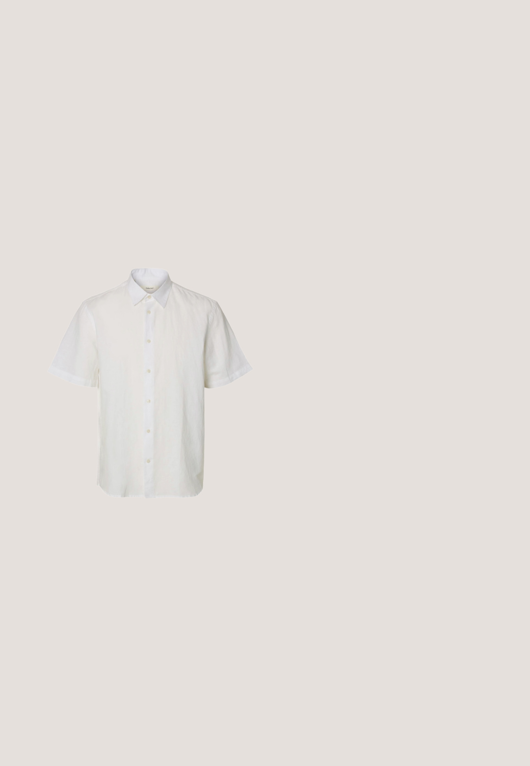 Witte korte mouw blouse met knopenrij aan de voorkant, spitse kraag en een effen ontwerp op een effen achtergrond.; Beige linnen korte broek met rechte pasvorm, voorzien van voorvouwen, een knoopsluiting en opgerolde zoomdetails. Soepele textuur met een minimalistisch ontwerp.; Bruine leren herensandaal met gekruiste bandjes en zwarte zool, zijaanzicht op witte achtergrond.; Tortois-shell zonnebrillen met groene lenzen en ronde monturen. Geleverd met een zwart trekkoordtasje met het logo "URBAN CLASSICS".; Beige katoenen tote bag met twee stevige handvatten. Beschikt over zwarte bedrukte tekst: "Les Deux International Community & Sporting Goods."; Gevlochten bruine leren riem met een zilveren metalen gesp. Heeft een gladde textuur en een slank, flexibel ontwerp.