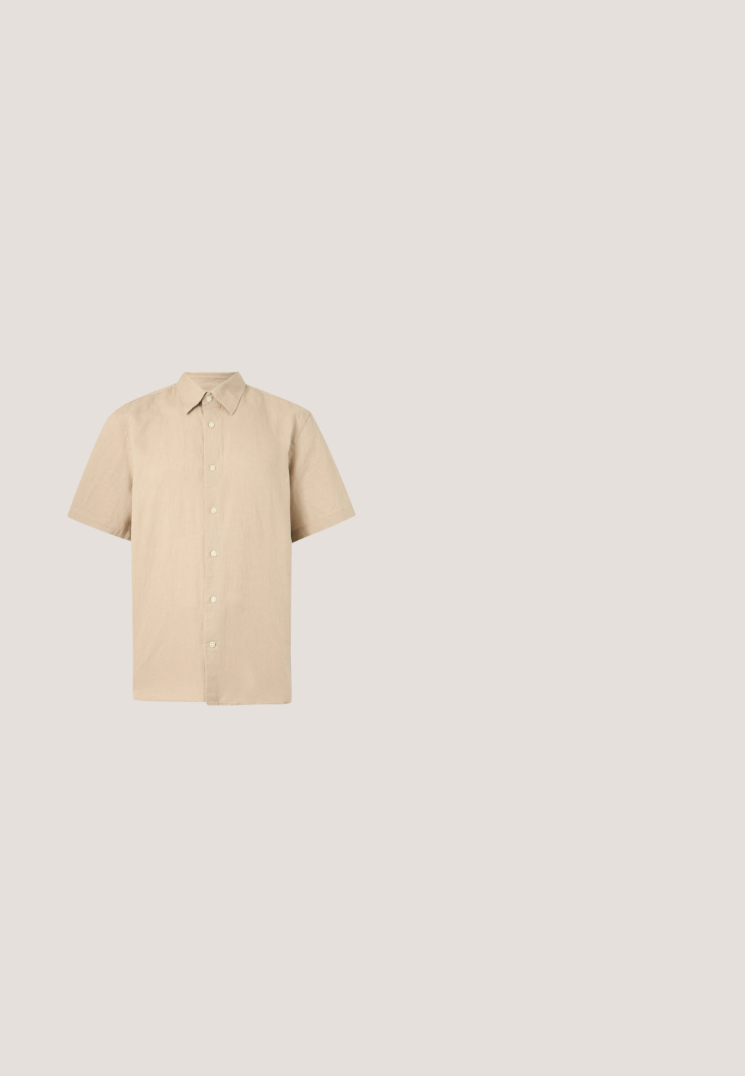 Camisa beige de manga corta con botones y cuello puntiagudo, confeccionada en tela ligera, mostrada sobre un fondo blanco liso.; Bermudas de algodón beige con frente plano, cierre de botón y presillas para cinturón. Presenta bolsillos y un diseño de pierna recta. Textura suave.; Sandalia deslizante de tiras cruzadas en color marrón con acabado mate, suela negra plana y textura suave. Diseño minimalista sin herrajes visibles.; Gafas de sol Ray-Ban con lentes verdes, montura de plástico negro y acentos dorados en los bordes. Forma cuadrada con acabado mate.; Bolsa tote de lona color crema con bolsillo delantero, dos asas, correa de hombro ajustable y pequeño texto amarillo "O.N.S" en la parte inferior derecha del bolsillo.; Cinturón de tela trenzada color tostado con hebilla de metal plateado y detalles en cuero marrón, incluyendo un parche con logo cosido en el extremo.