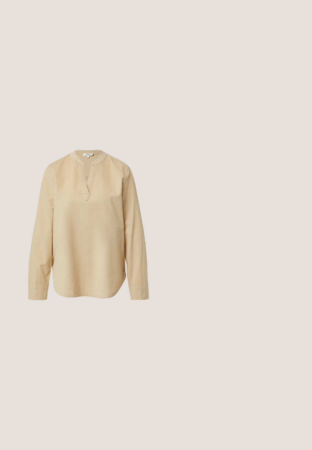 Beige Langarmhemd mit einem Notch-Kragen, aus weichem Stoff gefertigt. Mit einem entspannten Schnitt und hochrollbaren Ärmeln mit Knopfverschluss.; Jeansrock in Mittelblau mit einem Schlitz vorne, hoher Taille, fünf Taschen und Gürtelschlaufen. Der Stoff hat eine strukturierte Oberfläche.; Schwarzer Lackleder-Pumps mit niedrigem Absatz, spitzer Zehenpartie und T-Riemen mit Schnallverschluss, seitlich auf einfachem Hintergrund gezeigt.; Schwarze Lederhandtasche mit geflochtenem Muster, zwei kurzen Griffen und abnehmbarem langen Riemen, vor schlichtem hellem Hintergrund.; Silberne Creolen mit einer glatten, polierten Oberfläche, die eine kreisförmige Form und einen sicheren Verschluss aufweisen. Durchmesser ungefähr 2,5 cm.; Schwarzer Leder-Gürtel mit glatter Textur, ausgestattet mit einem gedrehten Design und verstellbarer Länge. Die Kanten sind leicht abgerundet für zusätzlichen Komfort.