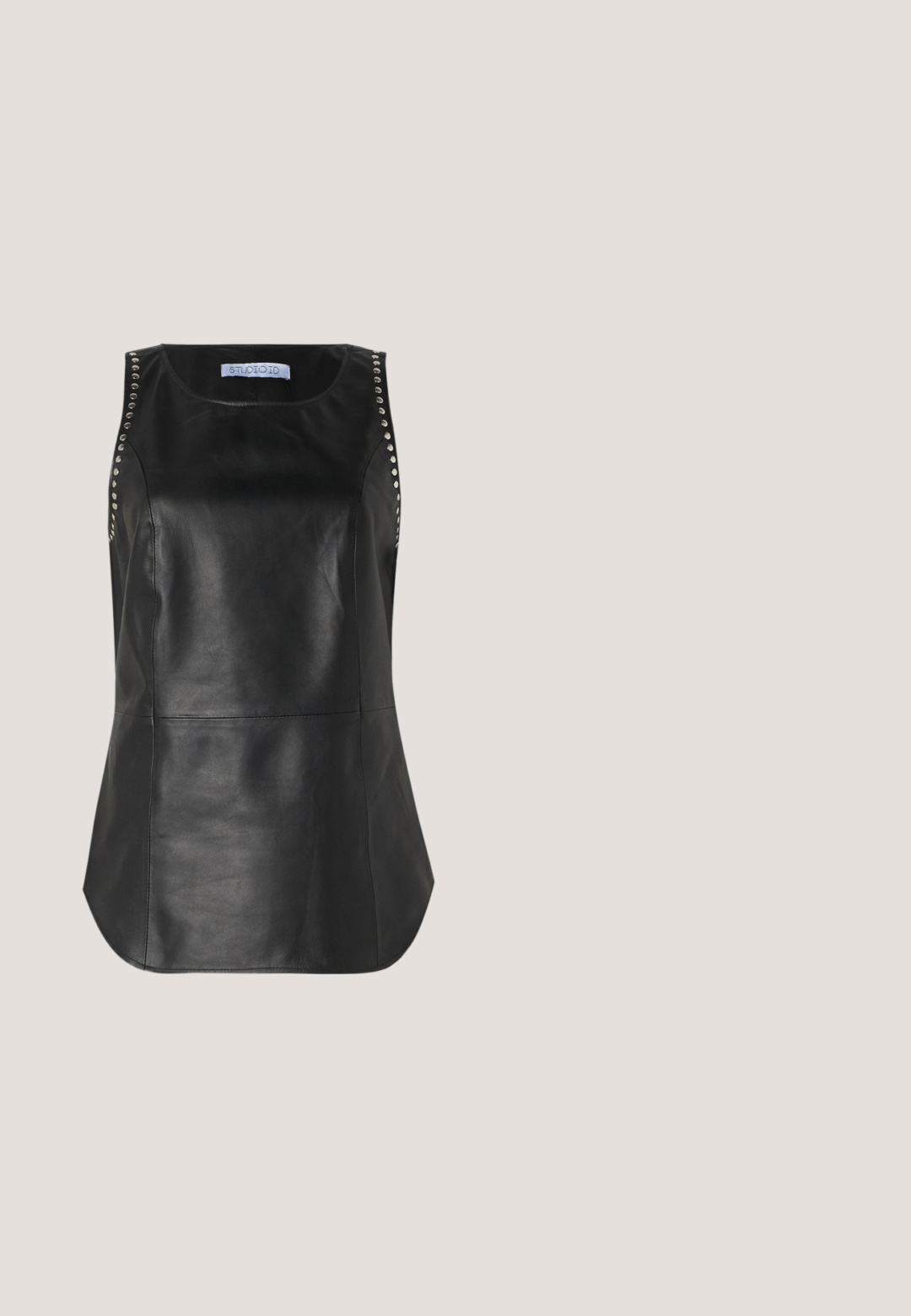 Top sans manches en cuir noir avec une texture lisse, agrémenté de clous en métal le long des épaules et d'un ourlet arrondi.; ONLY Pantalon classique - black; Bottines en cuir verni noir avec un talon épais, à lacets à l'avant et à semelle texturée. Comprend une plateforme noire unie et un bout arrondi.; Foulard triangulaire en cuir noir avec une texture lisse et des extrémités pointues, posé à plat sur un fond blanc.; Pochette en or avec des ornements en perles et cristaux complexes. Forme rectangulaire, fermeture à fermoir et une chaîne amovible.; Ceinture large en daim noir avec des rivets en argent autour des bords et une boucle en argent, posée à plat avec une extrémité passant à travers la boucle.