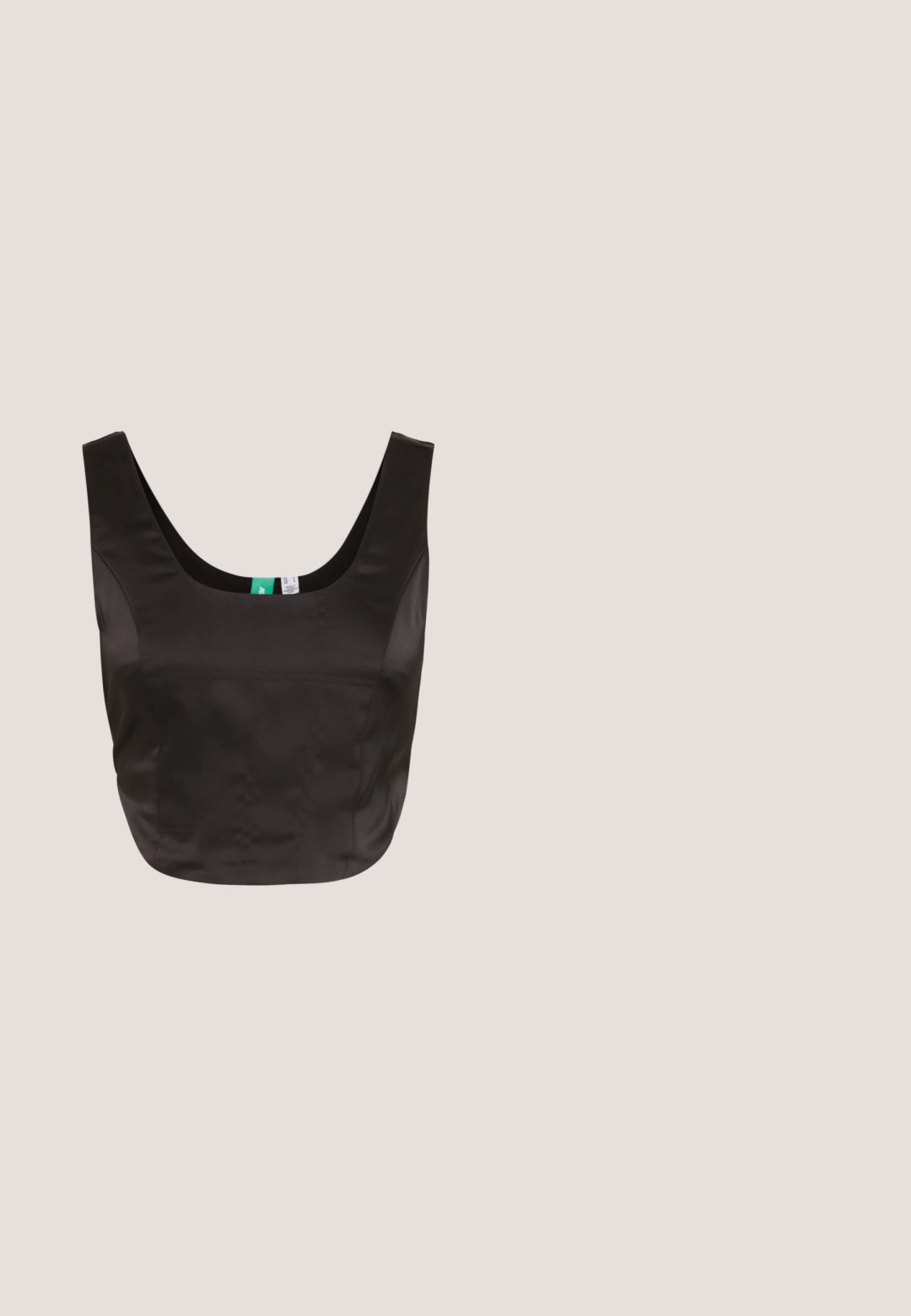 SOMETHINGNEW SNROSALIND CORSAGE - Blusa - black; Falda negra a la altura de la rodilla hecha de una tela suave y elástica, con un detalle de nudo retorcido en la cintura y una silueta ajustada y elegante.; Mules negros de tacón alto con parte superior de cuero suave y suela de plataforma gruesa, que cuentan con un diseño de punta abierta y tacón en bloque inclinado.; Gafas de sol rectangulares negras con lentes oscuros, montura de plástico grueso y patillas anchas. Superficie lisa y diseño anguloso.; Bolso estructurado negro de cuero con un asa superior, correa de hombro desmontable y un detalle de tapa en la parte frontal. Acentos en dorado.; Pendientes de aro plateados con un diseño minimalista. Forma circular, textura suave y perfil delgado. Livianos con un acabado pulido.