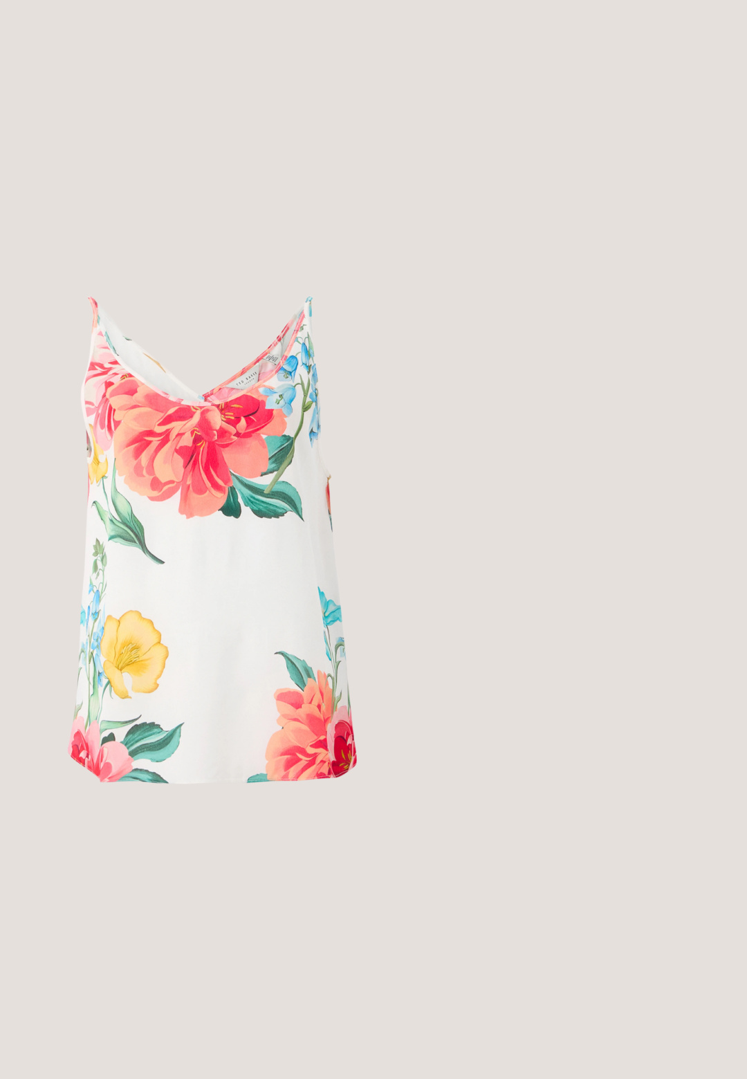 Blomstret camisole i let stof med store rosa, røde og gule blomster på en hvid baggrund. V-hals design og justerbare stropper.; Blomster midi-nederdel i let stof, med et akvarelprint i pastelfarver, har et flydende design og en subtil glans.; Enkelt hvid åben tå mule med blokhæl står på grå asfalt mod en flisebelagt væg.; Klare plastiske briller med firkantet ramme og gennemsigtige linser, der har guld accenter på tempelstængerne for ekstra detaljer.; Struktureret burgunder lædertaske med tekstureret overflade. Har en buet form, justerbar rem og en klaplukning med guld accenter.; Sølvøreringe i form af hoops med en glat, blank finish. Cirkulær form, der har en sikker lås. Simpelt og elegant design.