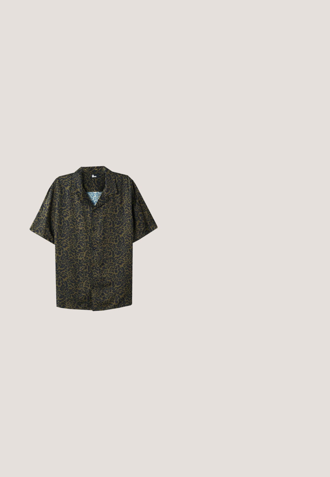 Chemise à manches courtes de couleur vert foncé avec un imprimé léopard abstrait noir, dotée d'un devant à boutons et d'un col. Tissu au toucher lisse.; Pantalons en satin noir avec une coupe ajustée, ornés de rayures latérales blanches. Conçus avec une jambe évasée et des plis avant pour un détail supplémentaire.; Chaussure habillée en cuir noir brillant avec lacets à l’avant, détails cousus sur l’avant du pied et petit talon empilé sur fond blanc.; Lunettes de soleil carrées avec une monture en écaille de tortue, des verres verts et des branches épaisses. Présente des coins nets et une texture brillante. Ajustement réglable.; Paire de boutons de manchette ronds en argent avec des rayures bleues, marron et vertes et texte gravé sur fond blanc.; Ceinture en cuir noir enroulée avec une boucle métallique rectangulaire argentée et des coutures visibles le long des bords.