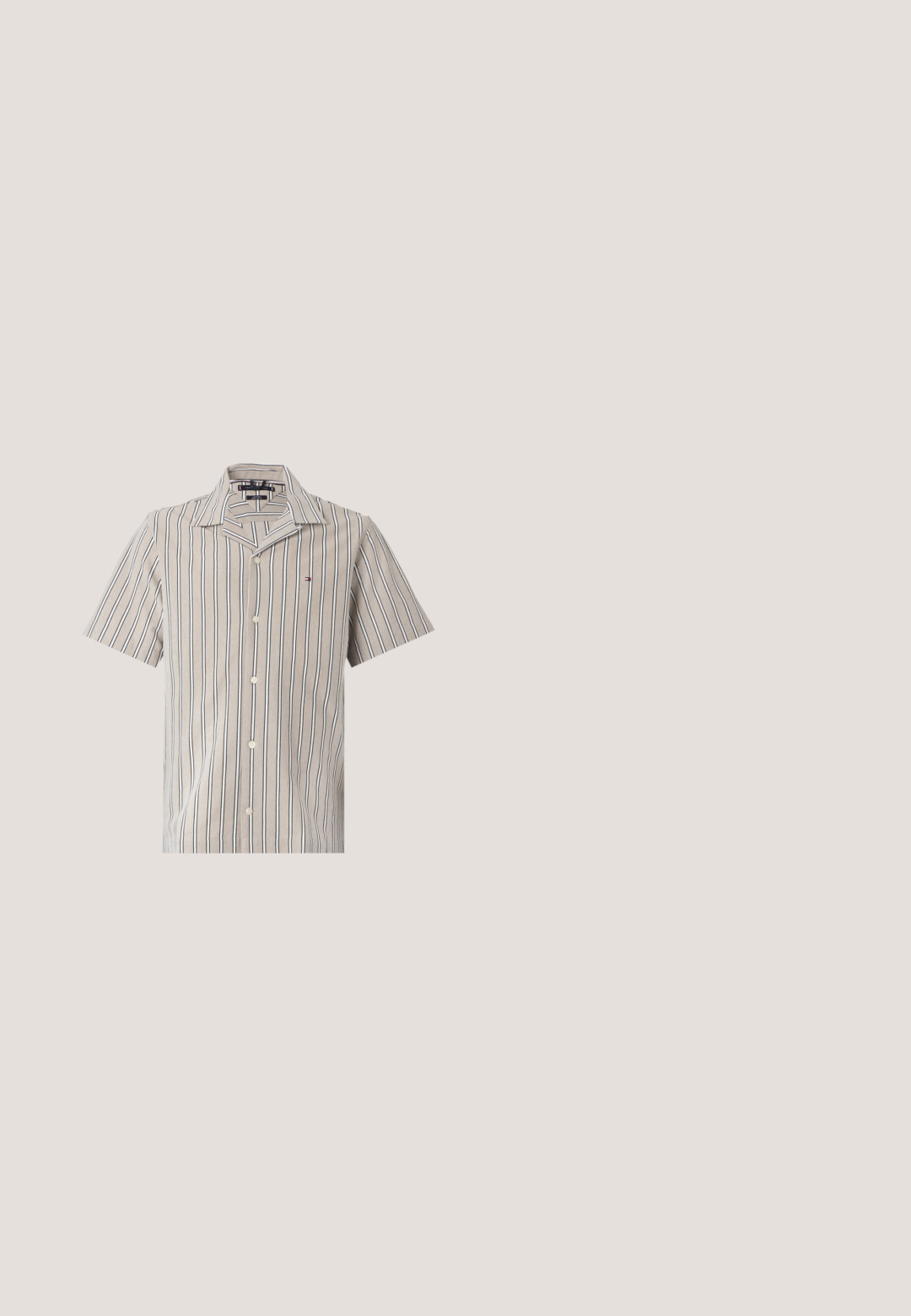 Korte mouwen overhemd met beige en marineblauwe verticale strepen, een ingesneden kraag en lichte stof. Afgewerkt met een klein logo.; Zwarte knielange shorts met riemlussen, een knoopsluiting en een verstelbaar trekkoord in de taille.; Zwarte suède loafer met gestikte details en een klein vlaggetje, tentoongesteld bovenop een beige tapijt met amberen transparante meubels op de achtergrond.; Tommy Hilfiger Zonnebril - matte blue; Man in marineblauwe blazer, witte korte broek en loafers die een grote marineblauwe totebag vasthoudt met een rode streep en een schildembleem.; Tommy Hilfiger BRACELET - Armband - black