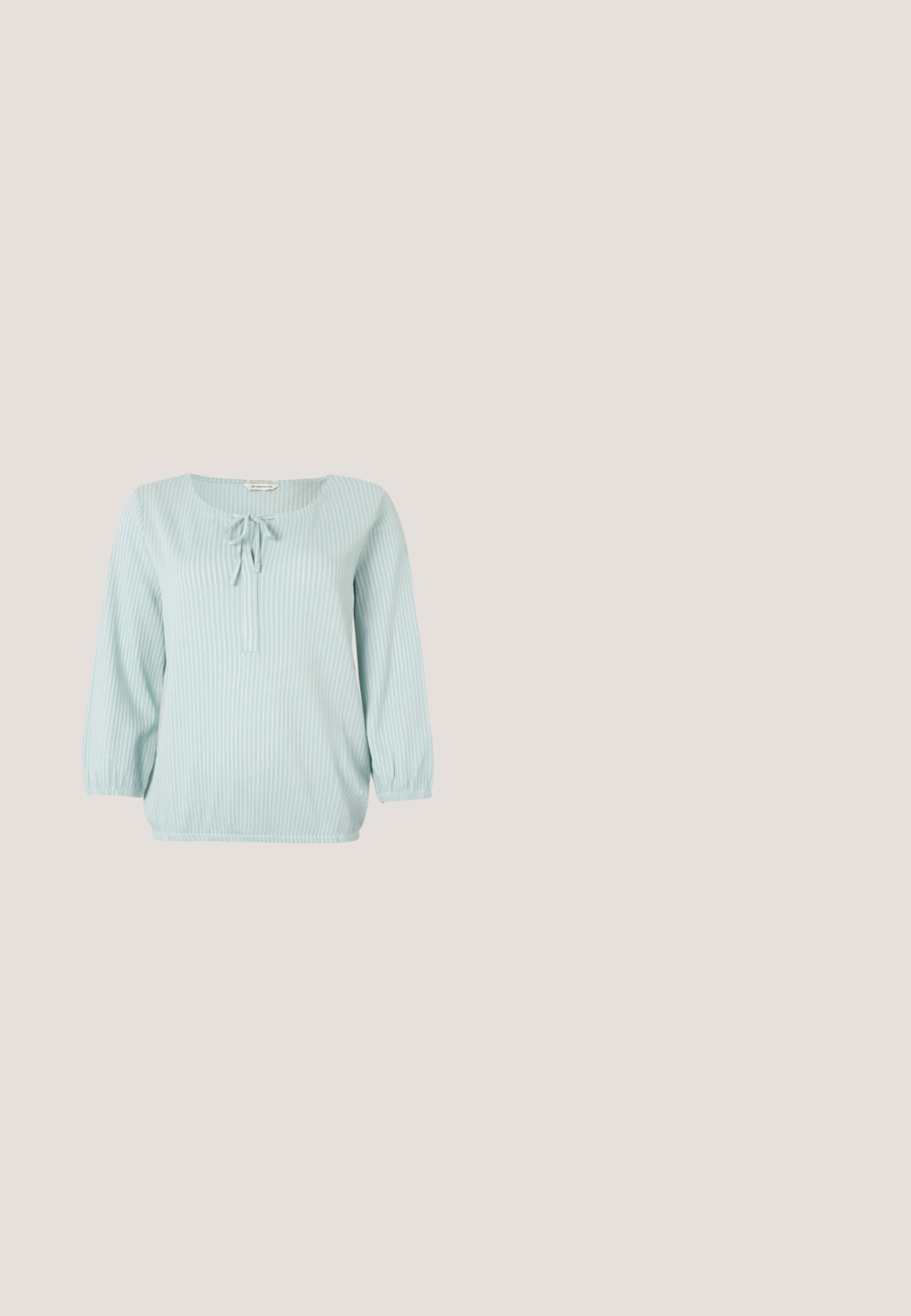 Blusa de manga larga azul claro con rayas verticales blancas, cuello redondo, detalle de lazo en la parte delantera, y puños y dobladillo elásticos.; Pantalones casuales azules con cierre de botón, presillas para cinturón, bolsillos laterales y puños en los tobillos sobre un fondo blanco.; Tacones slingback de charol negro con punta afilada, un diseño de corte redondeado y tacón bloque. Incluye un detalle de hebilla en tono dorado.; Gafas de sol negras tipo cat-eye con lentes transparentes, finos acentos metálicos en oro rosa y montura de plástico negra suave. Diseño elegante y patillas curvadas.; Bolso tote de cuero sintético negro con un acabado texturizado, dos asas largas y detalles en tono dorado en el lateral. Forma rectangular.; Pendiente de aro de plata con un acabado pulido, que presenta pequeños detalles en dorado y una forma redonda, llevado en el lóbulo.