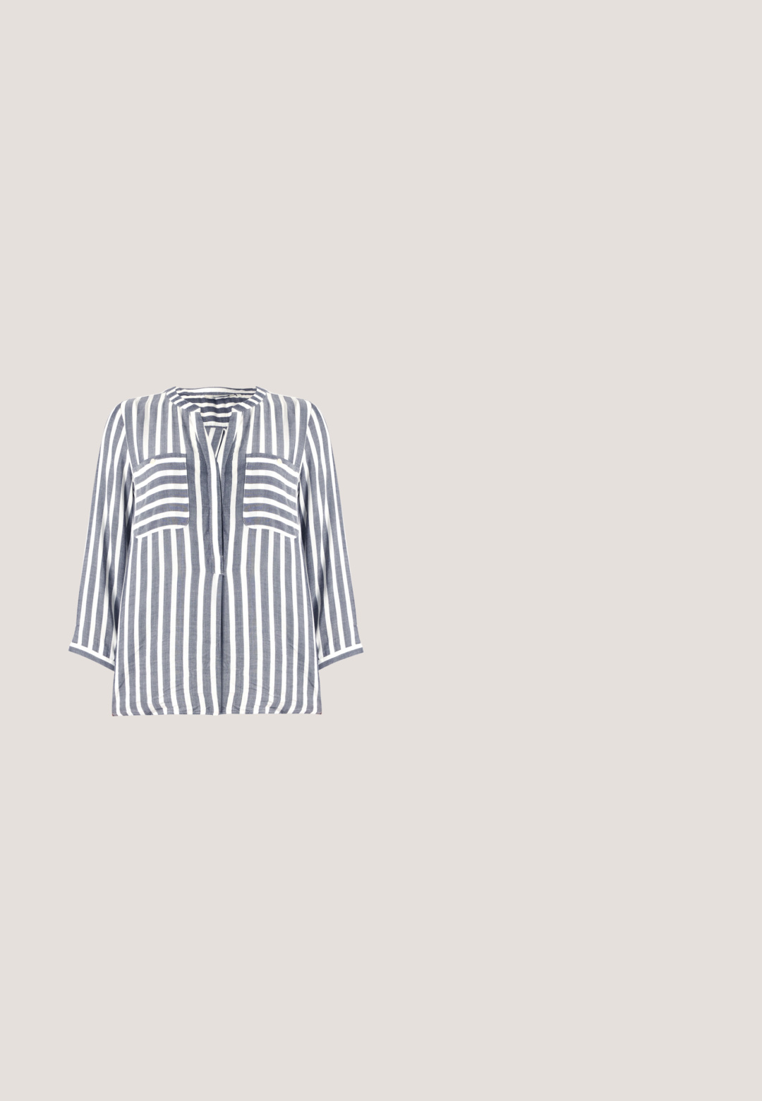 Chemise en lin avec des rayures verticales bleu et blanc, dotée d'un col arrondi, de manches trois-quarts et de deux poches avant.; Pantalon large en denim bleu à taille haute avec des détails de boutons sur les zones des poches avant et des ourlets repliés.; Chaussures en cuir noir avec une semelle épaisse et texturée. Les caractéristiques comprennent des coutures jaunes, un bout arrondi et une languette à l'arrière.; Lunettes de soleil noires en forme d'œil de chat avec une finition mate, dotées de verres teintés gris, d'angles aigus et de branches élégantes. Nom de la marque visible sur la branche intérieure.; Sac pochette marron en matériau synthétique texturé, doté d'un dessus froncé, de poignées nouées et d'une bandoulière ajustable.; Boucles d'oreilles en or en forme de cerceau, présentant un design lisse et rond avec une finition brillante. Construction légère avec un fermoir sécurisé.