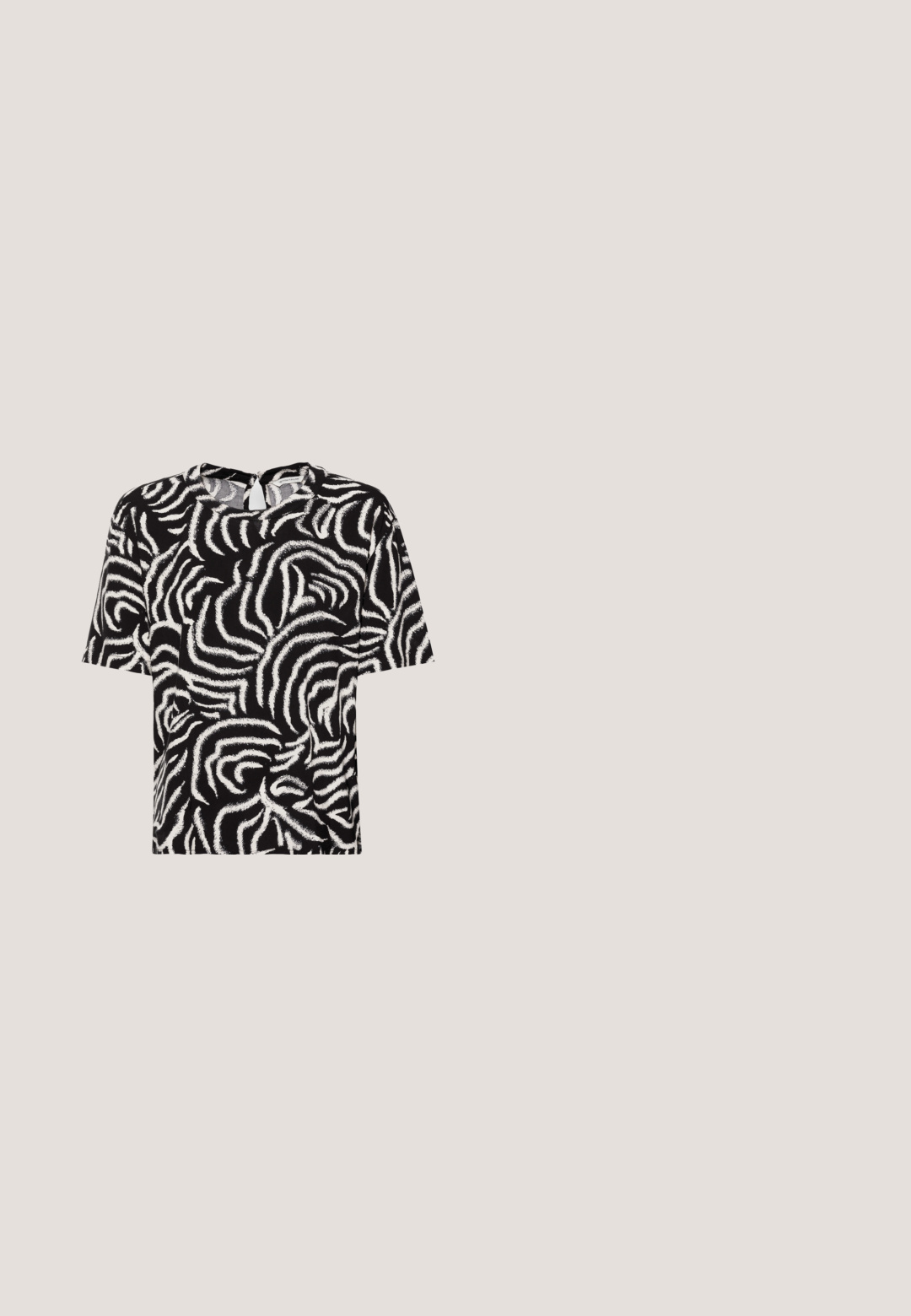 TOM TAILOR EASY SHAPE - Bluse - black; Sorte bredbenede bukser lavet af letvægtsstof, med elastisk talje og snøre, i en afslappet pasform og draperet design.; Sort sandal med to justerbare remme, sølvspænder og en korksål på en struktureret sort gummisål.; Sorte katteøje solbriller med mørkegrå linser, slankt plastisk stel, spidse hjørner og lige stænger. Ingen synlig hardware eller dekorationer.; Sort tekstureret lædertaske med to lange skulderremme, rektangulær form og åben top.; Guld hoops øreringe med et glat, rundt design og en blank finish. Letvægts konstruktion med en sikker låsemekanisme.