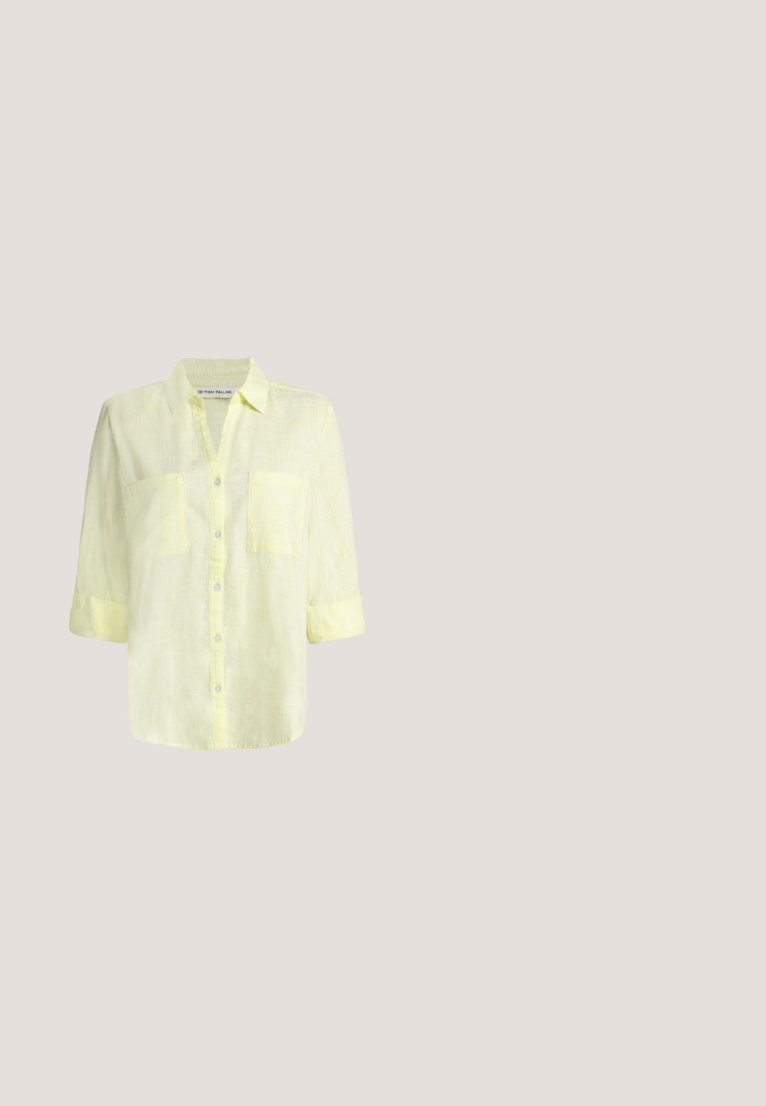 Chemise en lin jaune clair boutonnée, avec col, deux poches poitrine et manches retroussées.; Pantalon court taille haute à jambes larges en écru avec bouton et fermeture éclair devant, passants pour ceinture, poches avant et arrière.; Chaussure plate marron à bout pointu avec détail décoratif de boucle sur le dessus, sur fond clair uni.; Lunettes carrées avec montures métalliques dorées et bords marron dégradés, avec des branches noires et des plaquettes nasales réglables.; Sac à main en daim marron foncé avec doubles poignées, bandoulière amovible, détails cousus et pompons décoratifs en cuir sur fond blanc.; Boucles d'oreilles créoles en or avec de grandes breloques texturées en forme de fleur, présentées sur un fond blanc uni.