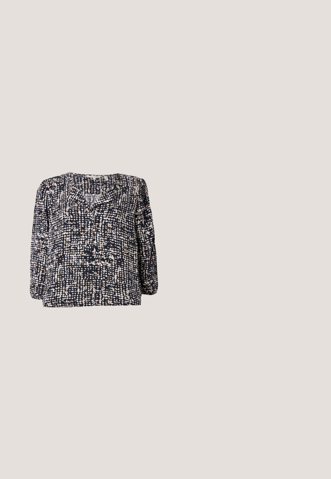 Blouse marine avec un motif texturé à pois en crème et beige, dotée d'un col en V et de longues manches bouffantes. Fabriquée en tissu léger.; Jean évasé bleu clair en denim avec taille haute, présentant une décoloration subtile et une fermeture à glissière standard.; Chaussure noire en cuir à double boucle avec des détails perforés flottant au-dessus d'un banc en bois à l'extérieur avec de l'herbe verte et des plantes en arrière-plan.; Lunettes de soleil cat-eye noires avec des verres transparents, de fins accents en métal rose doré et une monture en plastique noir lisse. Design épuré et branches incurvées.; Sac fourre-tout noir en simili cuir avec une finition texturée, deux longues poignées et des accents en métal doré sur le côté. Shape rectangulaire.; Ceinture en cuir noir enroulée avec une boucle rectangulaire dorée et deux passants assortis en or sur un fond clair.