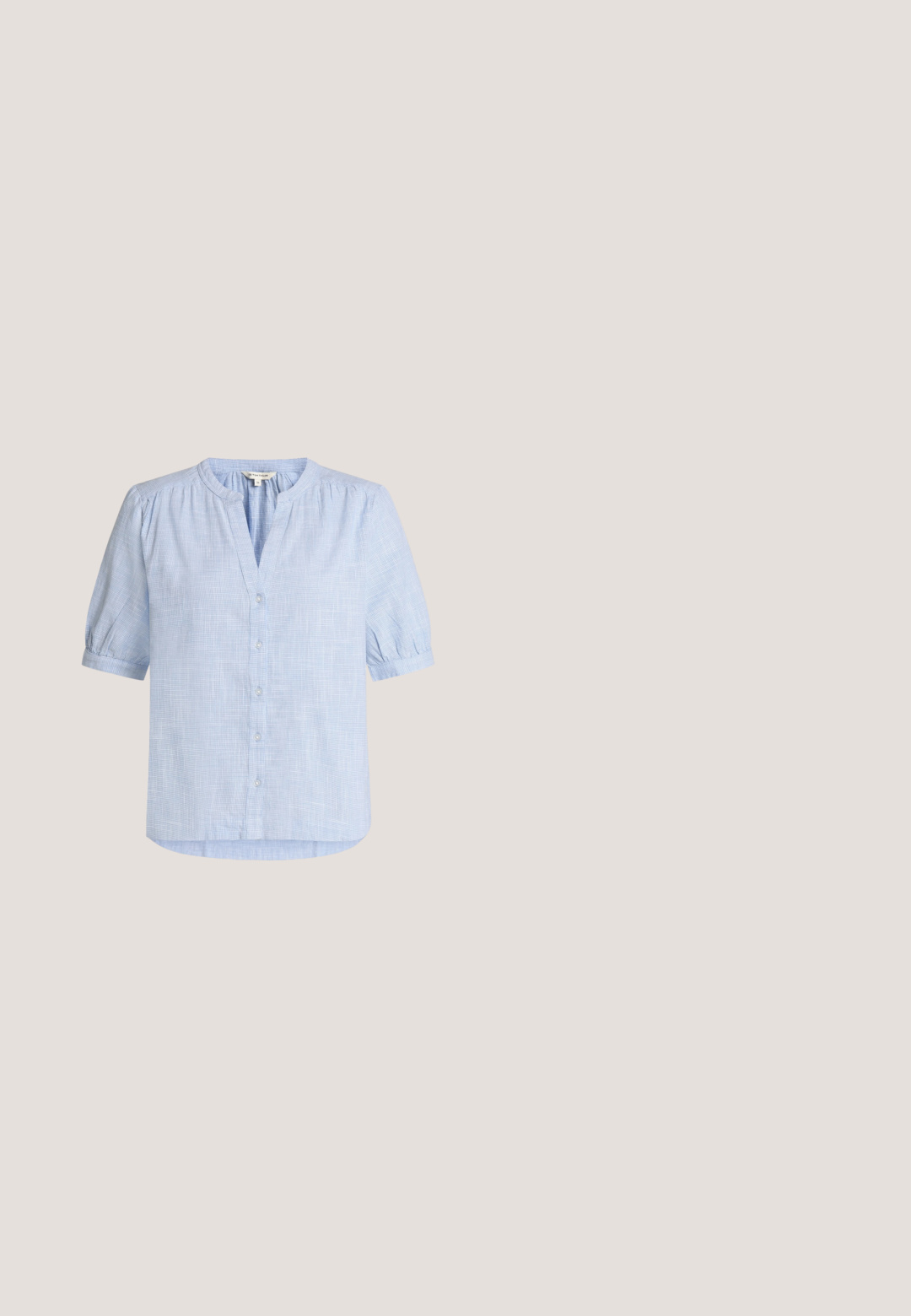 Hellblaue kurzärmelige Bluse mit dezentem Karomuster, rundem Ausschnitt mit kleinem V-Schlitz, durchgehender Knopfleiste und leicht gerafften Schultern und Ärmeln.; Weiße Leinenhose mit weitem Bein, elastischem Bund und Kordelzugdetail. Verfügt über eine glatte Textur und ein minimalistisches Design.; Flache Ballettschuhe in hellem Beige mit spitzem Zehenbereich, ausgestattet mit einem geschwungenen Ausschnittdesign und einem schwarzen Knöchelriemen. Glatte Textur und minimalistischer Stil.; Braune Plastikbrille mit schlanker, länglicher Form. Durchsichtige Gläser mit einem leichten lila Farbton. Dezente Markenkennzeichnung an den Bügeln.; Hobo-Tasche aus cremefarbenem Leder mit einem einzelnen Schulterriemen, glatter Textur und einem goldfarbenen Verschlussdetail an der Vorderseite.; Silberne Creolen mit polierter Oberfläche, die kleine goldene Akzentdetails und eine runde Form aufweisen, am Ohrläppchen getragen.