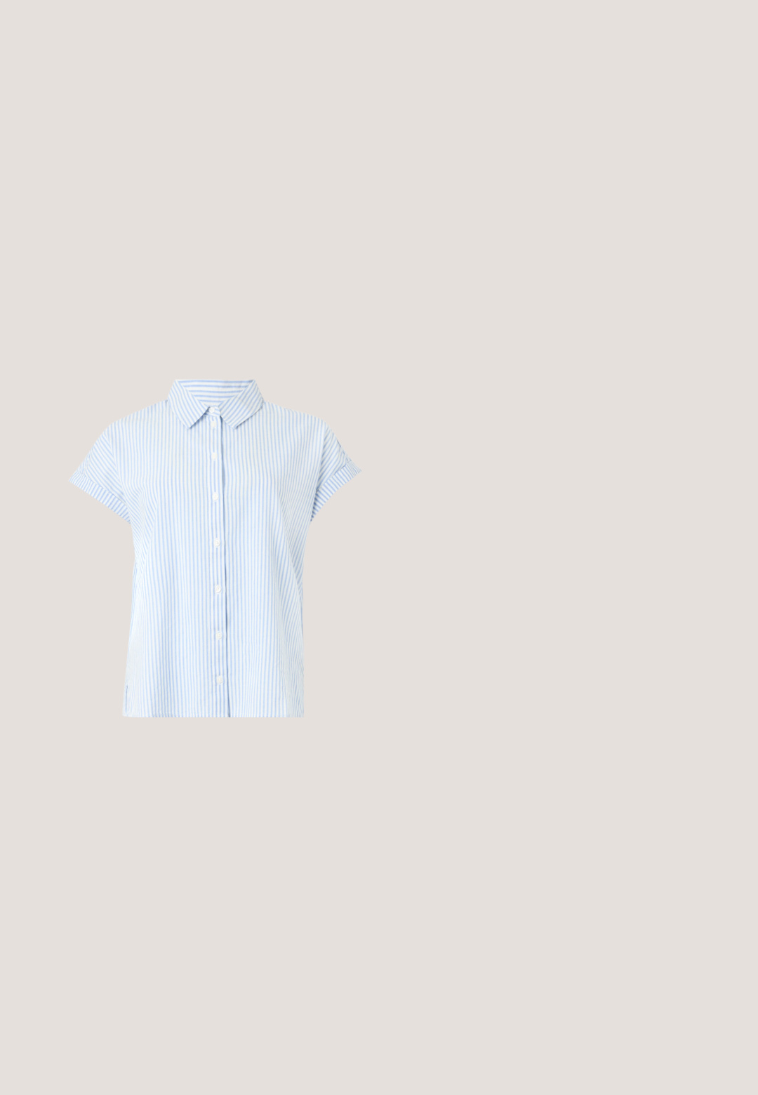 Camisa de manga corta abotonada en rayas azul claro y blanca. La tela tiene una textura suave; cuenta con un cuello clásico y un corte relajado.; Pantalones de pierna ancha ligeros de rayas azules y blancas con cintura ajustable y banda elástica, que cuentan con una tela suave y un corte relajado.; Zapato estilo Mary Jane en cuero crema con puntera de charol negro. Presenta una punta redonda, tirante en el tobillo con una hebilla cuadrada y un tacón bajo y cuadrado.; Gafas de montura redonda claras con lentes de plástico transparente y brazos de metal plateado. Diseño minimalista con detalles sutiles en la bisagra.; Bolso bandolera de cuero azul con una correa larga y cierre de solapa, mostrado sobre un fondo liso y claro.; Par de pendientes de aro ovalados retorcidos de plata pulida con cierres de bisagra, mostrados sobre fondo blanco.