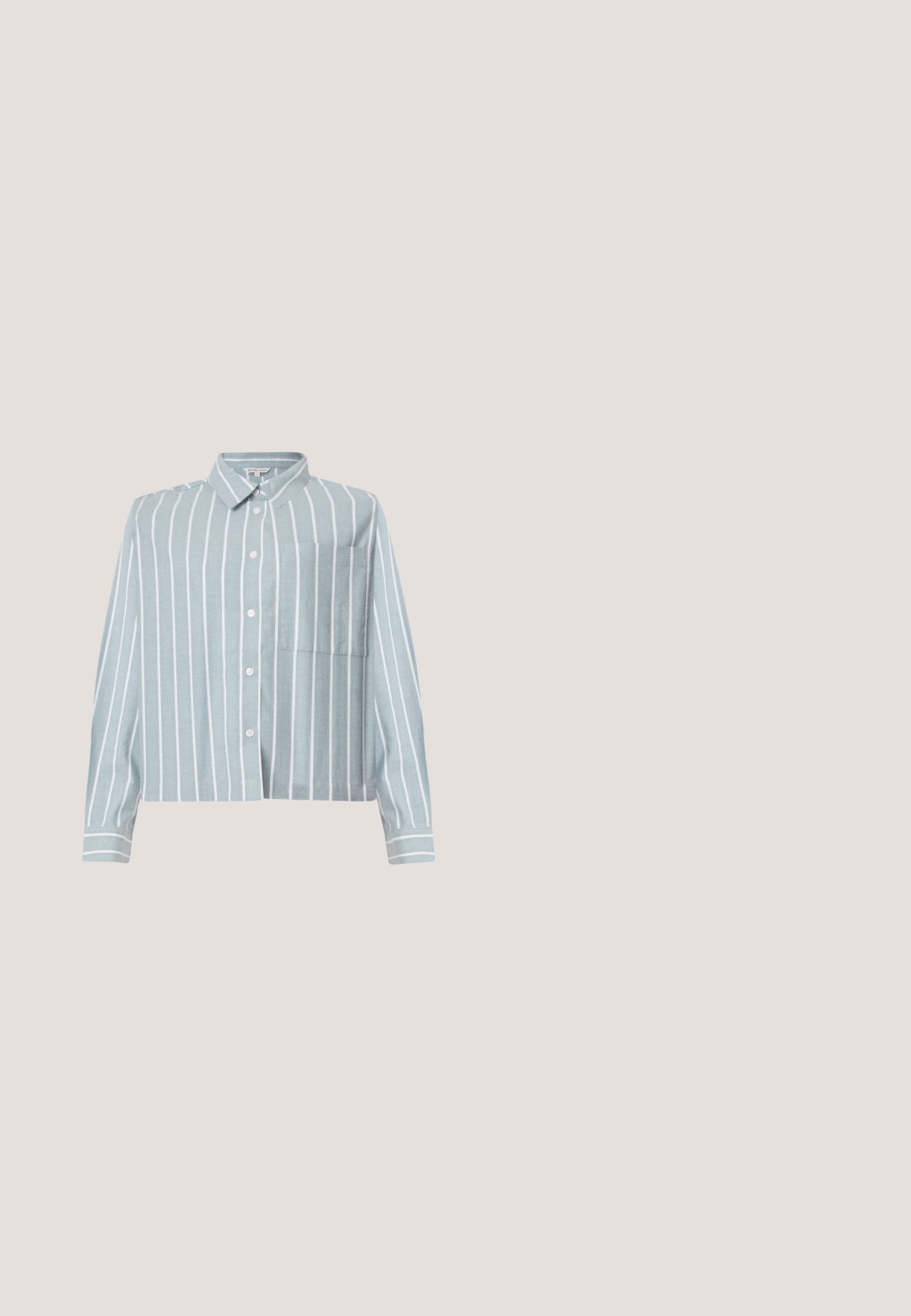 Lichtblauw, cropped shirt met witte verticale strepen, een knoopsluiting aan de voorkant, kraag en een borstzak aan de linkerkant. Gemaakt van een zachte, gestructureerde stof.; Bruine brede broek met hoge taille, met plooien aan de voorkant en knoopdetails op de tailleband, getoond op een effen achtergrond.; Zwart leren slingback platte schoen met puntige neus, uitsnijdingdetails en verstelbare band met een decoratieve bloemaccent.; Zign Shopper - chocolate brown; Goudkleurige hoepeloorbellen met een gladde, gepolijste afwerking. Cirkelvorm met een opening, die een modern ontwerp benadrukt.; Bruine suède riem met een brede, dubbele gouden gesp; gladde textuur met strakke lijnen en een taps toelopend uiteinde.