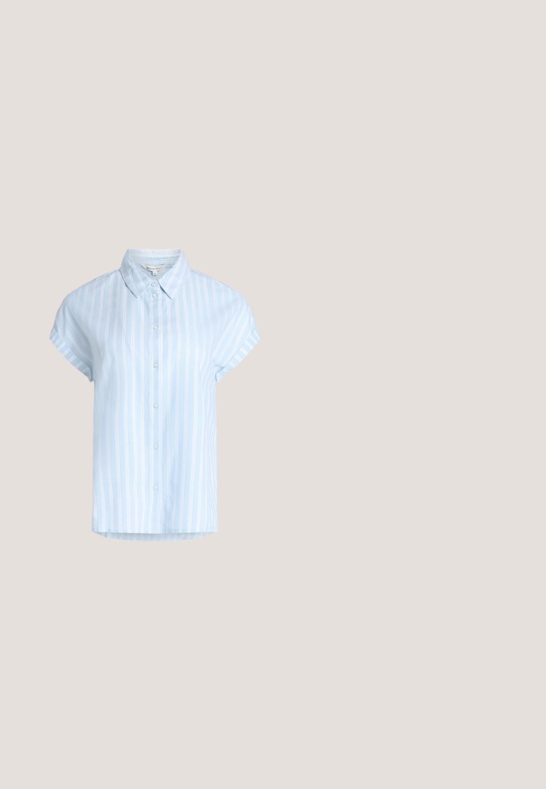 Chemise bleu clair à manches courtes avec boutons, rayures verticales blanches et col classique, taille petite.; Pantalon marron foncé à jambes larges avec plis et passants pour ceinture, doté d'une fermeture éclair avant et d'un ourlet net sur un fond uni.; Bottine en cuir marron avec un bout rond et un petit talon block, dotée de panneaux latéraux élastiques et d'une finition lisse et brillante.; Sac à main en cuir verni marron de forme rectangulaire, avec deux longues poignées et des accents courbés subtils à l'avant.; Bracelet manchette en or lisse et brillant avec un design légèrement incurvé et ouvert sur un fond blanc uni.; Ceinture en cuir marron foncé avec une large boucle carrée dorée, enroulée à plat sur une surface blanche.