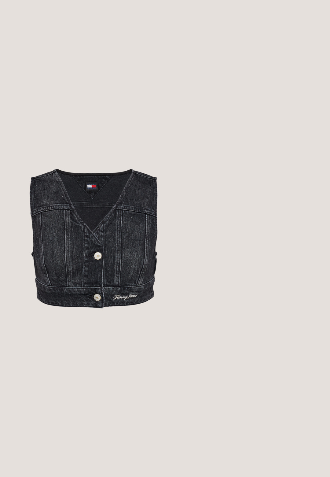 Čierne denimmové skrátené sako s výstrihom do V, so zapínaním na prednej strane na gombíky a prešívaným vzorom. Logo detail na leme.; Svetlomodré džínsy s širokými nohavicami a vysokým pásom, vyrobené z denimu, so starým gradientom, piatimi vreckami a kovovými doplnkami.; Biele chunky tenisky s vrchnou časťou z sieťoviny a syntetického materiálu, zakrivený tvar, textúrovaná podrážka a výrazný systém šnurovania s logom.; Párik obdĺžnikových slnečných okuliarov s svetlomodrými priehľadnými rámami a tmavosivými sklami, s rovnými stranami a minimálnymi hardvérovými detailmi.; Strieborná kabelka s textúrovaným vzorom geometrických tvarov a kruhov, s zaoblenou rukoväťou a odnímateľným popruhom.; Brošňa v striebornom odtieni vo forme vážky so svetlými rhinestones a zelenými akcentovými kamienkami. Má podrobne prepracované krídla a štíhly dizajn tela.