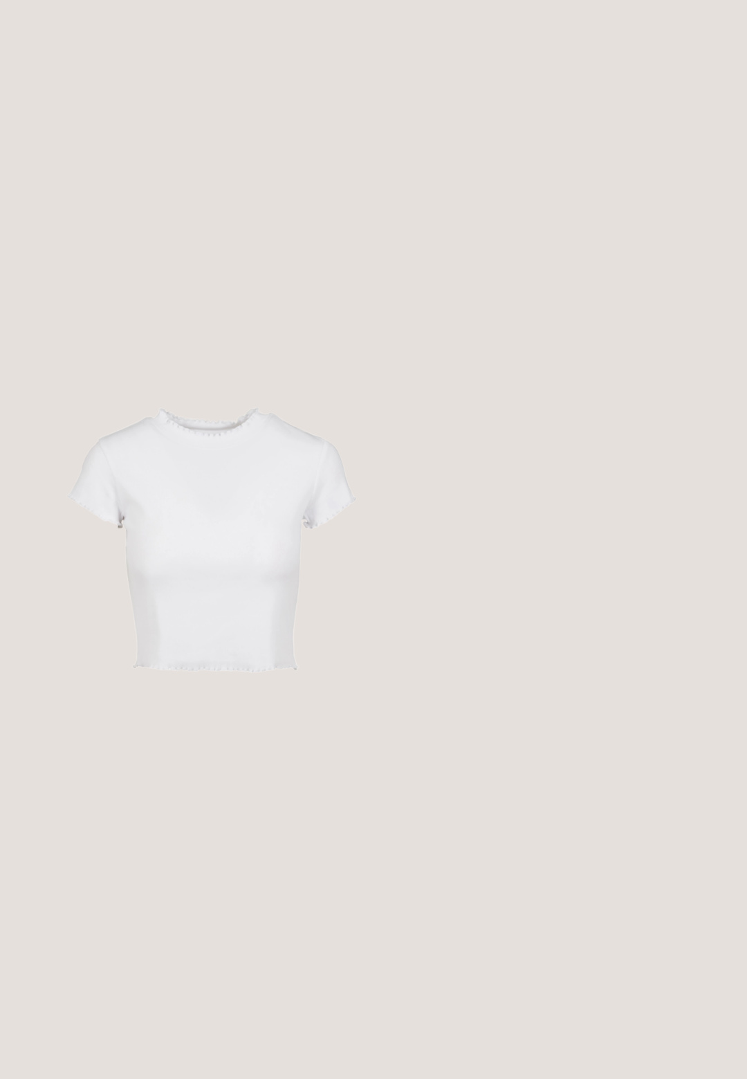 T-shirt blanc, coupé, en tissu côtelé. Il présente des manches courtes avec des bords effilochés et un col rond avec un détail froncé.; Pantalons en lin léger et vert avec une coupe décontractée, une taille élastique et un cordon de serrage, comportant deux poches latérales.; Basket basse blanche Reebok avec logo vert et drapeau Union Jack sur le côté, lacets blancs et semelle en caoutchouc sur fond uni.; Lunettes de soleil noires en forme d'œil de chat avec des verres gris foncé, monture en plastique élégante, coins pointus et branches droites. Pas de métal visible ni d'accents.; Sac vert rembourré avec une texture douce, de forme rectangulaire, à une bandoulière, et fermeture à glissière dorée. Présente un motif matelassé.; Boucles d'oreilles en argent avec un design allongé et épuré. Fabriquées en métal poli, présentant une texture lisse et un style minimaliste.