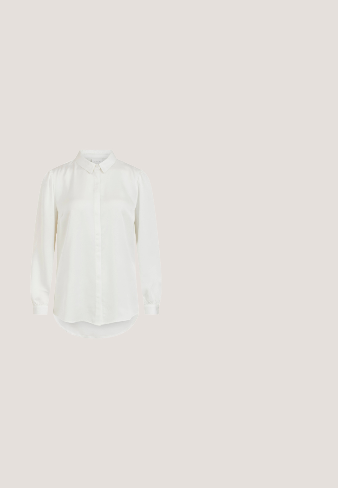 Camisa blanca de manga larga con cuello clásico, que presenta una textura suave y cierre de botones. Dobladillo redondeado y mangas ligeramente abullonadas.; Pantalones negros ajustados de corte slim, con frente plano y sin bolsillos visibles, que presentan una textura suave y un acabado limpio en el dobladillo.; Zapatos de tacón blanco tipo slingback con punta afilada, hechos de cuero suave. Presentan un tacón delgado y una correa con hebilla para un ajuste seguro.; Bolso tote de cuero negro con dos asas resistentes, que presenta una textura suave, forma rectangular y detalles de costura sutiles a lo largo de los bordes.; Pendientes de aro de metal dorado con forma cuadrada, bordes suaves y un acabado pulido, que reflejan la luz con una superficie brillante.; Cinturón de cuero marrón con hebilla de doble círculo dorada, que presenta una textura suave y longitud ajustable. Diseño sencillo con costuras prolijas.