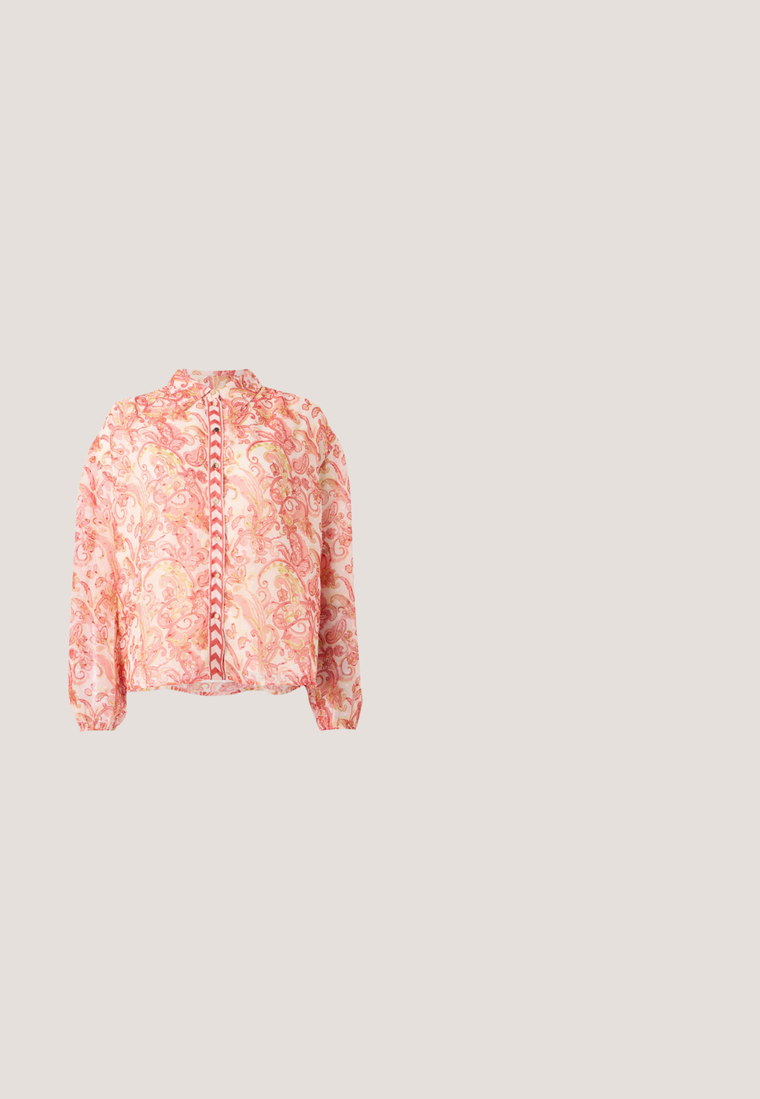 Blusa rosa transparente con remolinos florales en rojo y dorado, cuello redondeado, cierre de botón en el frente, puños elásticos y dobladillo recto.; Falda de longitud media en una suave y vibrante tela verde lima. Presenta un diseño simple y ajustado con una cinturilla elástica y una silueta fluida.; Zapato estilo Mary Jane en cuero crema con puntera de charol negro. Presenta una punta redonda, tirante en el tobillo con una hebilla cuadrada y un tacón bajo y cuadrado.; Gafas de sol redondas con tinte marrón y un marco burdeos brillante. Patillas delgadas con un sutil detalle de marca. Diseño de lentes planos.; Bolso de imitación de cuero color crema con forma rectangular estructurada, que cuenta con un asa acolchada, una correa de satén ajustable y acentos de hardware plateado.; Pendientes en tono dorado con forma de manos abstractas, que presentan una superficie brillante, detalles intrincados y un poste de plata y oro para un ajuste seguro.