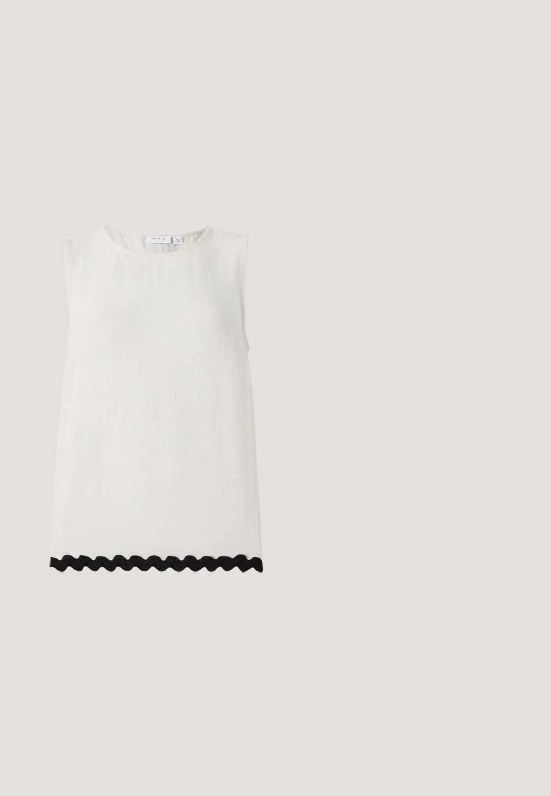 Top sin mangas en lino crema con escote redondo y tejido texturizado; presenta un borde negro con un diseño en ondas en el dobladillo.; Pantalones de pierna ancha negros con un patrón floral crema. Fabricados en un tejido ligero, con una textura suave y una cintura alta.; Sandalia de tacón negra Calvin Klein con tiras finas, equilibrada sobre baldosas de madera al aire libre cerca de una pared y vegetación.; Gafas de sol negras en forma de ojo de gato con un acabado mate, que presentan lentes ahumados grises, ángulos pronunciados y brazos laterales elegantes. Nombre de la marca visible en el interior del brazo.; Bolso de mano de cuero negro con forma curva, superficie texturizada, costuras frontales y un logo en tono dorado. Cuenta con una sola correa ajustable.; Pendientes de aro en tono dorado con un acabado suave y pulido. Presentan una forma de medio círculo y un cierre de poste seguro.