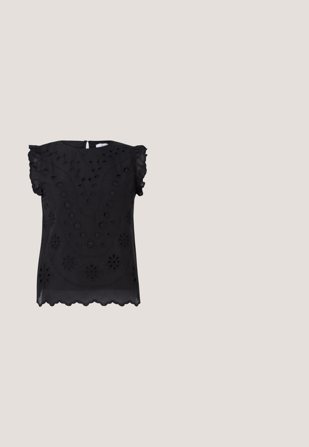 Schwarzes Kurzarmshirt mit floralen Stickereien und Lochdetails, Rundhals-Ausschnitt und gewelltem Saum.; Schwarze, hoch taillierte, maßgeschneiderte Hose mit Seitentaschen und einem dünnen, passenden Gürtel mit rechteckiger Metallschnalle.; Schwarze Leder-Sandalen mit einem Kreuzriemen-Design, verstellbarem Schnallenverschluss und strukturierten Sohlen mit Rippen für besseren Halt.; Schwarze halbmondförmige Handtasche mit strukturierten Oberflächen und einem goldfarbenen, starren Griff mit spiralartigen Verzierungen.; Goldene Creolen mit einer strukturierten, unregelmäßigen Form. Sie verfügen über einen nahtlosen Verschluss und eine polierte Oberflächenbehandlung, die ein modernes Design betont.; Schwarzer Leder Gürtel mit glatter Textur, ausgestattet mit einer goldfarbenen Metallschnalle, zwei verstellbaren Schlaufen und einer klassischen rechteckigen Form.
