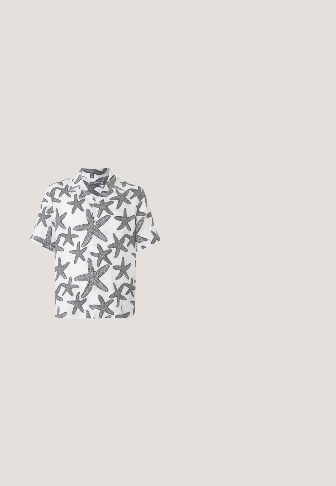 Chemise à manches courtes en tissu blanc avec des motifs d'étoiles de mer noirs. Patte de boutonnage et design de col. Matériau en lin léger.; Pantalons en lin beige à coupe décontractée, avec des jambes fuselées et un devant plat. Ils comportent une taille élastique pour plus de confort et un minimum de détails de couture.; Espadrille beige sans lacets avec dessus en tissu à chevrons et semelle en jute tressée, vue de côté sur fond blanc.; Lunettes de soleil rectangulaires à monture dorée, verres foncés et branches noires reposant sur une surface claire.; Sac fourre-tout beige avec des longues anses, avec un logo circulaire "Park Fields NYC" bleu foncé centré sur le devant.; Bracelet tressé noir avec une sphère décorative en argent ornée de cristaux noirs et transparents alternés. Design réglable avec des accents métalliques.