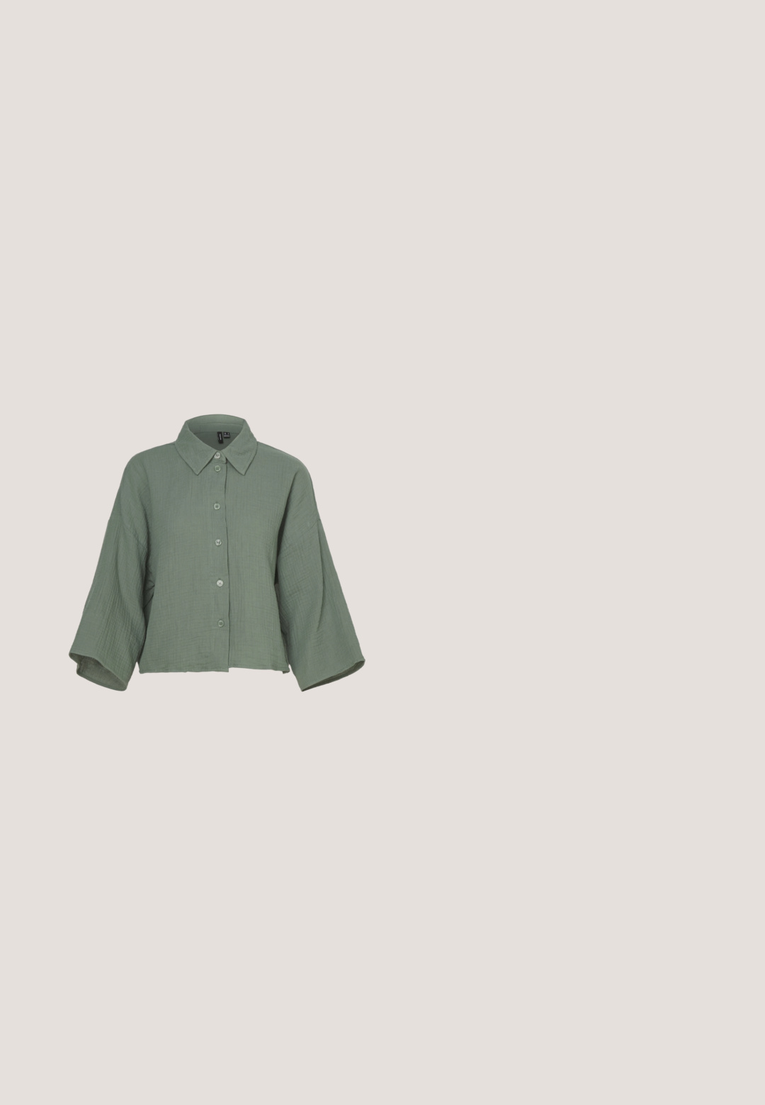 Chemise courte texturée vert clair avec manches larges et boutons sur le devant, présentée sur fond uni.; Pantalons évasés noirs fabriqués en tissu extensible, avec une texture lisse, taille haute et des coutures décoratives à l'avant.; Sandale noire à talons hauts au design épuré, avec une bride au niveau de la cheville, un bout ouvert et une texture en cuir lisse.; Lunettes de soleil rectangulaires noires avec des verres teintés foncés, monture en plastique épaisse et branches larges. Surface lisse et design angulaire.; Sac à main noir de forme arrondie, en matériau lisse. Équipé d'une poignée tressée et d'une fermeture éclair pour un rangement sécurisé.; Boucles d'oreilles en argent avec une finition polie, présentant une forme circulaire et une fermeture à charnière. Texture lisse avec un minimum de détails.