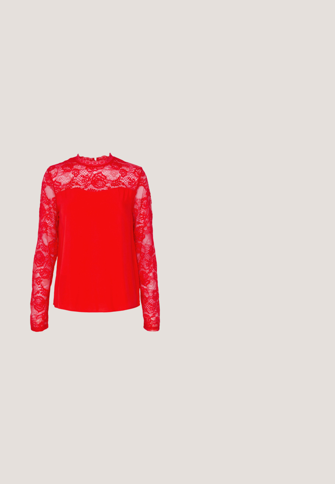 Vero Moda VMRUSK - Blusa - mars red; Jeans ajustados de denim azul oscuro, con cintura alta, diseño de cinco bolsillos, perneras rectas y un ligero desgastado en los muslos.; Zapato de tacón alto de charol rojo con punta puntiaguda, con correa en el tobillo y hebilla, visto de perfil sobre fondo blanco.; Gafas de pasta ovaladas rojas con lentes transparentes. Presentan detalles en dorado en las patillas y un diseño moderno y elegante.; Bolso de mano metálico rojo con un diseño arrugado y esponjoso. Presenta una correa de hombro larga y delgada, y una textura suave y brillante.; Pendientes de aro rojos con cuentas, con una superficie texturada y un cierre de poste en tono dorado. Forma circular con centro abierto y detalles de cuentas redondeadas.
