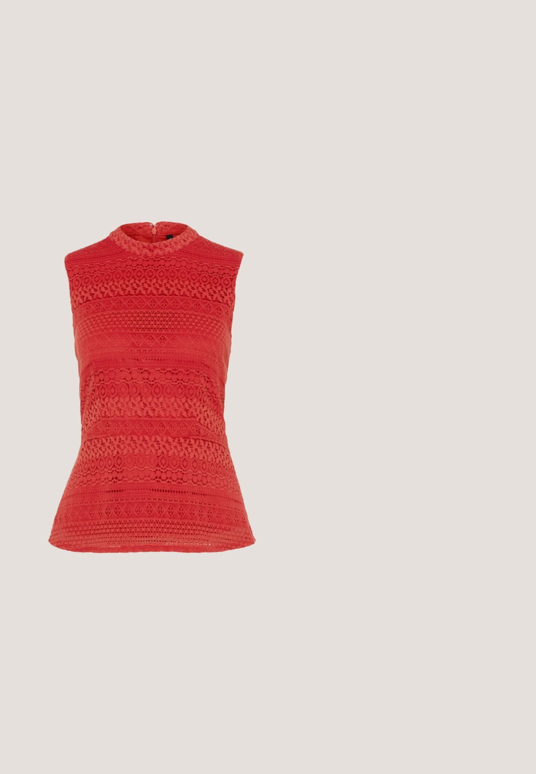 Vero Moda VMHONEY HIGHNECK - Top - pompeian red; Čierne legíny s priliehavým strihom, so čipkovým lemom na spodnom okraji. Vyrobené z hladkého, elastického materiálu pre pohodlie a flexibilitu.; Nohy v čiernych priliehavých nohaviciach s prednými rozparkami na leme, v kombinácii s čiernymi plochými topánkami Mary Jane s malým prackovým remienkom.; Čierne slnečné okuliare v štýle mačacích očí s matným povrchom, so šedými tónovanými sklami, ostrými hranami a elegantnými bokovými ramenami. Názov značky je viditeľný na vnútornom ramene.; Čierna mäkká kožená kabelka so zožmúreným vrchným okrajom a dvoma hrubými uchami zviazanými uzlami na jednoliatom svetlom pozadí.; Strieborné zámky v tvare srdca so vygravírovanými nápismi "ÁNO" a "NIE", leštený povrch, symetrický dizajn a robustný kovový uzáver.