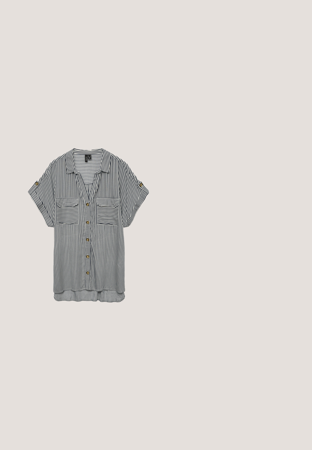 Sort og hvid kortærmet skjorte med lodrette striber, to forlommer og opsmøgede ærmer, der er fastgjort med knapper.; Lysebeige bukser med vidde i benene lavet af et textured stof. Har høj talje, forreste læg og lige kanter.; Brune ribbede knæhøje sokker parret med brune ruskinds Mary Jane sko med en dekorativ rem og spænde, båret med en mørk frakke.; Brun ruskind handbag med en samlet design, der har en enkelt tan læderstrop og en subtil guld logo detalje på fronten.; Guldtonet kædehalskæde med seks uregelmæssige, hamret ovale og runde metalplader forbundet sammen og justerbar lås.; Brun læderbælte med en skinnende guldspænde og to lædersløjfer. Glat tekstur, flad design og afrundede ender.