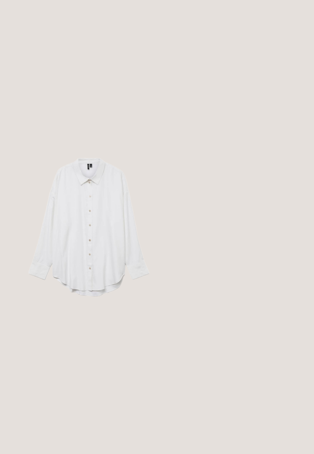 Witte blouse met lange mouwen, knopen, puntkraag en gebogen zoom, afgebeeld tegen een effen witte achtergrond.; Zwarte denim jeans met een relaxed fit, voorzien van vijf zakken, een knoopsluiting en subtiele vervaging. De stof heeft een soepele, stevige textuur.; Zwarte leren instappers met een chunky, gestructureerde zool, voorzien van een band over de voet en een gladde, gepolijste afwerking.; Bourgondische handtas van glanzend materiaal, rechthoekige vorm, met twee schouderbanden en subtiele gebogen accenten aan de voorkant.; Zilverkleurige oorringen met een gladde, ronde vorm en een gepolijste afwerking. Beide oorbellen zijn van dezelfde grootte en hebben een veilige sluitmechanisme.; Zwarte leren riem met een zilveren metalen gesp en dubbele lusaccenten, met een textuurafwerking en een taps toelopend einde voor een veilige pasvorm.