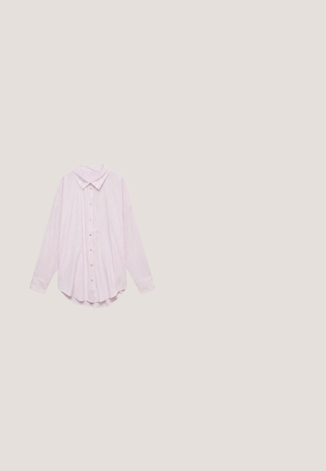 Hellrosa langärmliges Hemd mit dünnen vertikalen weißen und rosa Streifen, spitzem Kragen und abgerundetem Saum.; Beige locker sitzende Hose mit elastischem Bund und Kordelzug, geraden Beinen, aus leichtem Stoff.; Spitz zulaufender, cremefarbener Pumps mit Blockabsatz. Verfügt über ein dünnes Knöchelriemchen mit einer runden Schnalle und einer glatten Lederoberfläche.; Schwarze übergroße quadratische Sonnenbrille mit verlaufenden dunklen Gläsern und dünnen beigen Bügeln auf hellem Hintergrund.; Weiche, cremefarbene Leder-Clutch mit gerafftem Design und einem dünnen Schulterriemen, der vorne auf einem schlichten Hintergrund liegt.; Ein Paar polierte silberne, halbmondförmige Creolen mit klaren Kunststoffrückseiten auf einer weißen Oberfläche.