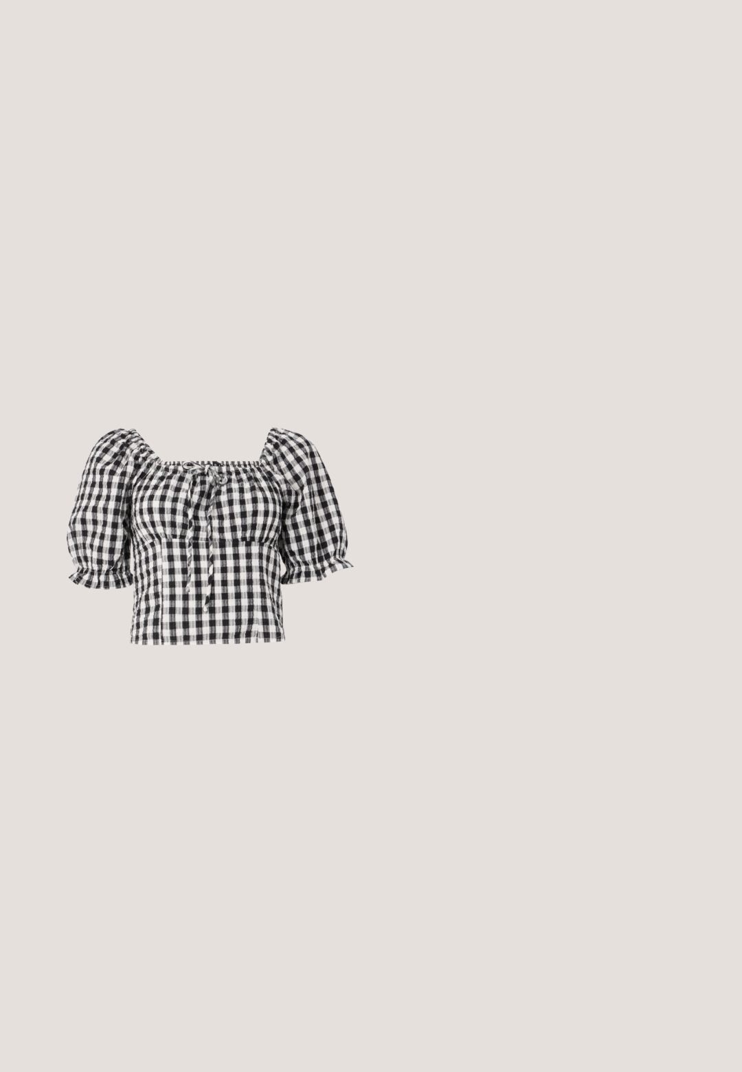 Blusa de gingham en blanco y negro con mangas abullonadas, escote cuadrado y detalle de lazo en la parte delantera. Tejido ligero con textura fruncida.; Falda gris con pliegues hecha de tela suave. Presenta una cintura alta y una forma acampanada, con una textura lisa y un sutil patrón jaspeado.; Zapato de salón de tacón alto slingback de charol negro, punta puntiaguda, lados recortados y tacón delgado. Acabado brillante con detalles mínimos en herrajes.; Gafas de sol negras con una elegante montura rectangular y lentes azules. Presentan una textura suave y varillas resistentes. Logo de la marca en el costado.; Bolso de cuentas negras con una silueta curva, asa de transporte y textura brillante. Llevado con zapatos de tacón altos negros y pantalones cortos negros ajustados.; Pendientes de aro en tono plateado con diseños entrelazados, una superficie texturizada y adornados con pequeñas piedras preciosas brillantes.