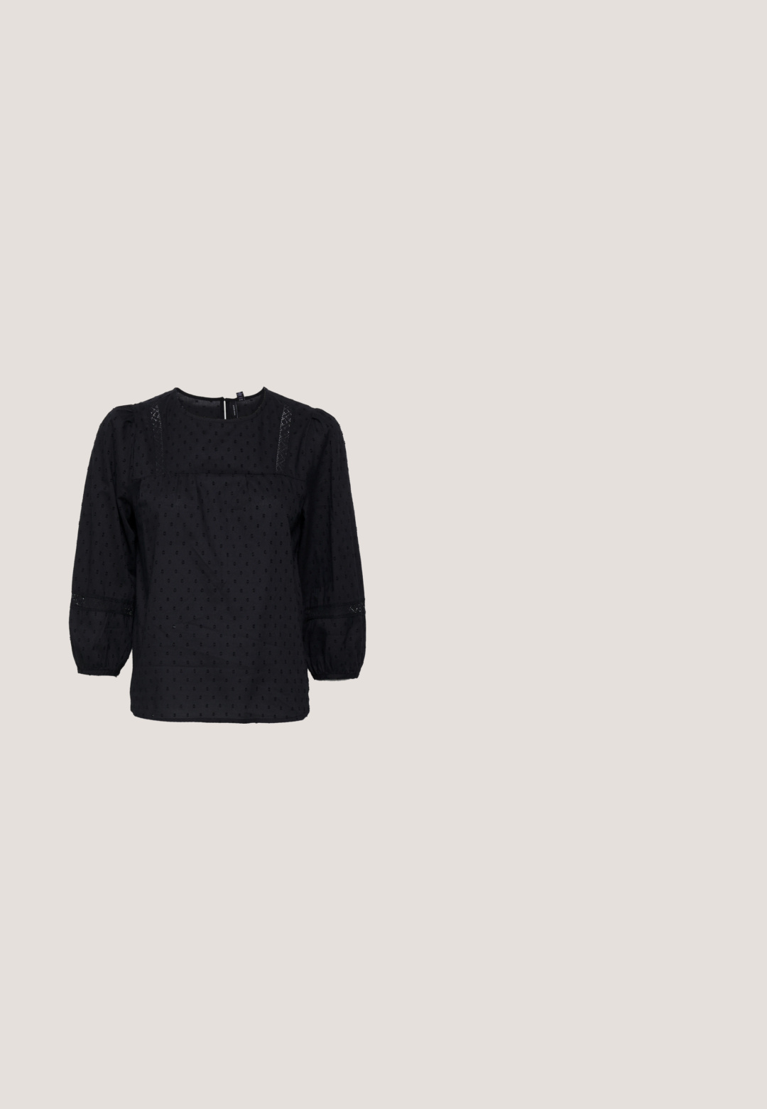 Blouse noire avec des manches bouffantes, des pois texturés et des accents en dentelle sur les épaules et les poignets. Encolure ronde. Tissu doux.; Good American CRYSTAL PULLON FLARE - Pantalon classique - black; Mule noire à bout pointu avec un talon fin et haut flottant au-dessus d'un sol en béton lisse, avec un arrière-plan flou à rayures verticales.; Lunettes de soleil rectangulaires avec verres teintés rose, monture fine en métal doré, et branches à motif écaille de tortue sur une surface grise.; Sac en cuir noir tissé avec une poignée arrondie et un corps en forme de croissant sur un fond uni.; Paire de boucles d'oreilles créoles en or ornées de pierres précieuses rondes et transparentes, présentées sur un fond blanc uni.