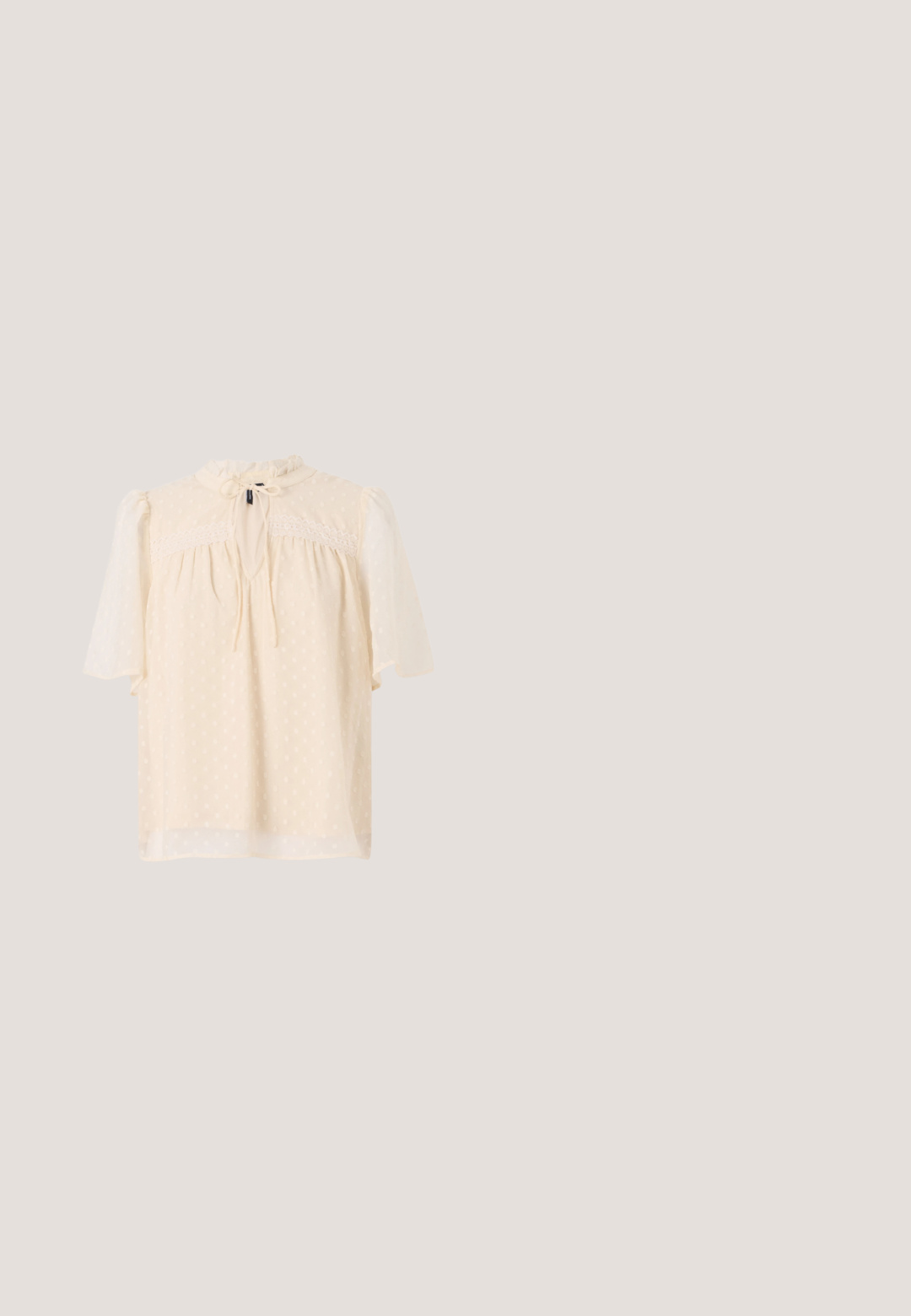 Blusa de un beige claro con mangas abullonadas, tejido texturizado con sutiles lunares, escote tipo ojo de cerradura con lazo y ribete de encaje a lo largo del yugo.; Pantalones de pierna ancha grises con un lazo ajustable en la cintura, exhibidos sobre un fondo blanco liso.; Zapato de tacón alto tipo slingback blanco con lunares negros y un pequeño lazo en la puntera puntiaguda.; Gafas de sol ovaladas con montura carey, lentes tintadas en marrón y varillas delgadas apoyadas sobre una superficie blanca.; Bolsa hobo verde de cuero con un diseño suave, asa curvada y textura lisa. No contiene hardware visible ni acentos.; Pendientes de tono dorado con una forma abstracta y orgánica, que presentan una superficie texturizada y un cierre de poste trasero.