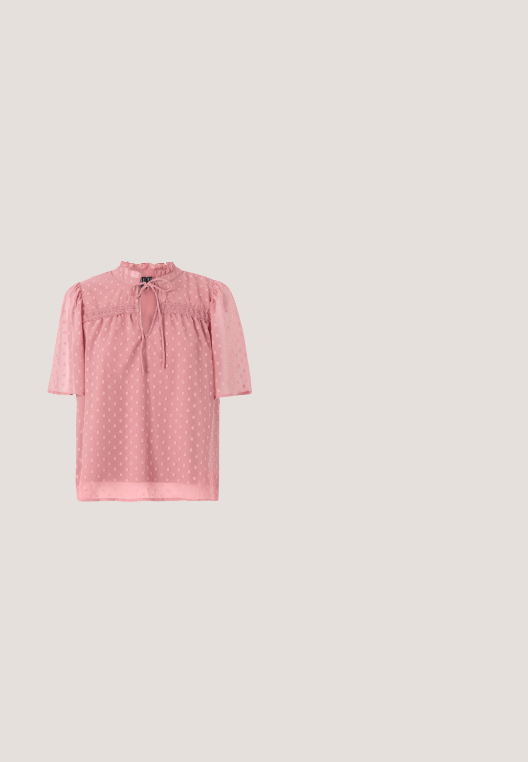 Helles rosa Bluse mit kurzen Puffärmeln, einem fransigen Ausschnitt und transparenter Textur. Verfügt über einen Schlüssellochausschnitt vorne und ein durchgehendes Punktmuster.; Brauner, langer Wickelrock aus glattem Stoff mit gerader Silhouette. Verfügt über einen seitlichen Schlitz für optimale Bewegungsfreiheit. Schlichtes Design ohne Muster.; Slingback-Pumps aus dunkelviolettem Stoff. Spitz zulaufende Zehenkappe, offene Seiten und ein schlanker, quadratischer Absatz. Glatte Textur.; Runde, braun getönte Sonnenbrillen mit einem glänzenden burgunderfarbenen Rahmen. Schlanke Bügel mit dezentem Branding. Flaches Linsendesign.; Kleine schwarze glänzende Handtasche mit zwei langen Griffen und seitlichen Kordelzug-Details vor einfachem hellem Hintergrund.; Paar glänzende Ohrstecker in Form eines Knotens in Goldton vor einem einfachen weißen Hintergrund.