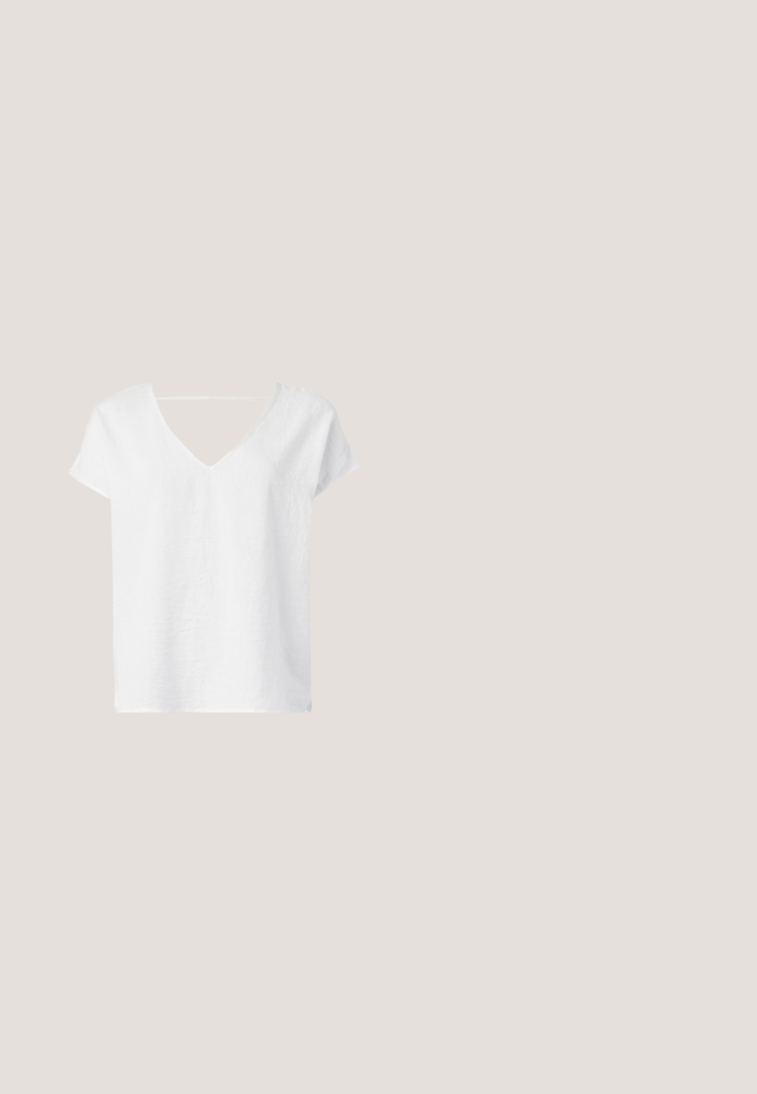 Witte linnen shirt met een relaxte pasvorm, korte mouwen en een V-hals ontwerp. Heeft een licht gestructureerd oppervlak en zijsplitten voor extra bewegingsvrijheid.; Zwarte, wijde, op maat gemaakte broek met hoge taille, knoopsluiting aan de voorkant en riemlussen, weergegeven tegen een witte achtergrond.; Zwarte gespenpumps met puntige neus, een lage gebogen hak en een kleine gouden gesp op de voorste riem en de enkelriem.; Zwarte handtas in halve maanvorm met een enkele band, gouden rits en een gouden rechthoekige decoratieve tab aan de voorkant.; Twee paar gouden geometrische creolen op een effen witte ondergrond, een paar vierkant en massief, een paar rechthoekig en hol.; Zwarte leren riem met een gouden rechthoekige gesp. De riem heeft een gladde textuur en een subtiele stikselafwerking langs de randen.