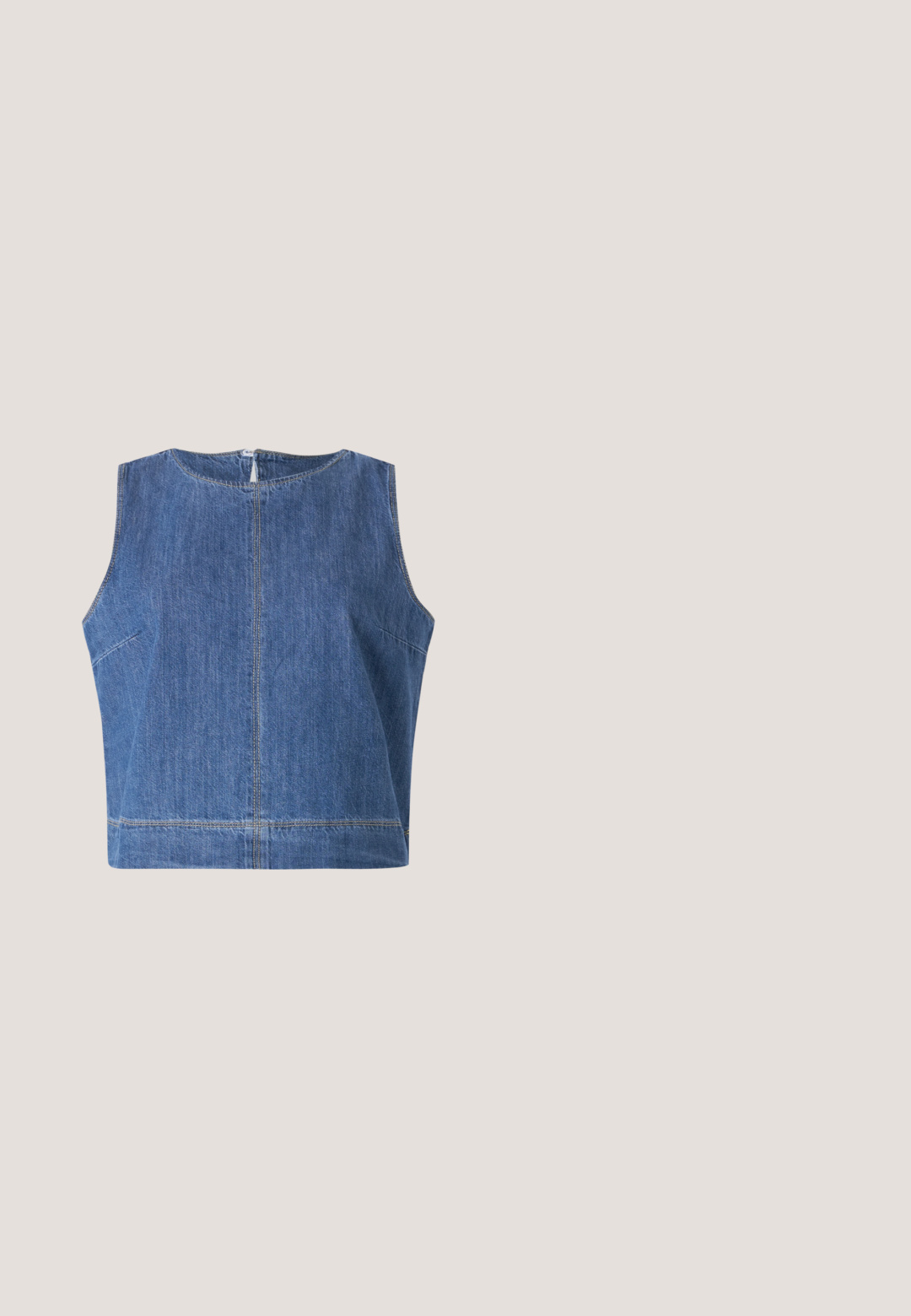 Top de mezclilla azul sin mangas con escote redondo, corte recto y detalles de costura visibles a lo largo de las costuras y el dobladillo.; Falda larga de terracota con pliegues delanteros y un cordón ajustable en la cintura, presentada sobre un fondo liso.; Sandalia de plataforma de cuero marrón con correas cruzadas, hebilla ajustable de tono dorado y tacón alto grueso con detalles cosidos.; Gafas de sol con montura carey, lentes azul oscuro y varillas delgadas de metal dorado, mostradas en ángulo para mostrar detalles frontales y laterales.; Bolso azul de malla para el hombro con correa ajustable y cierre de cremallera, mostrado sobre un fondo blanco liso.; Pendientes de gota de oro con una superficie texturizada, que presentan pequeñas perlas blancas y una perla central más grande. Cierre de gancho en la parte superior.
