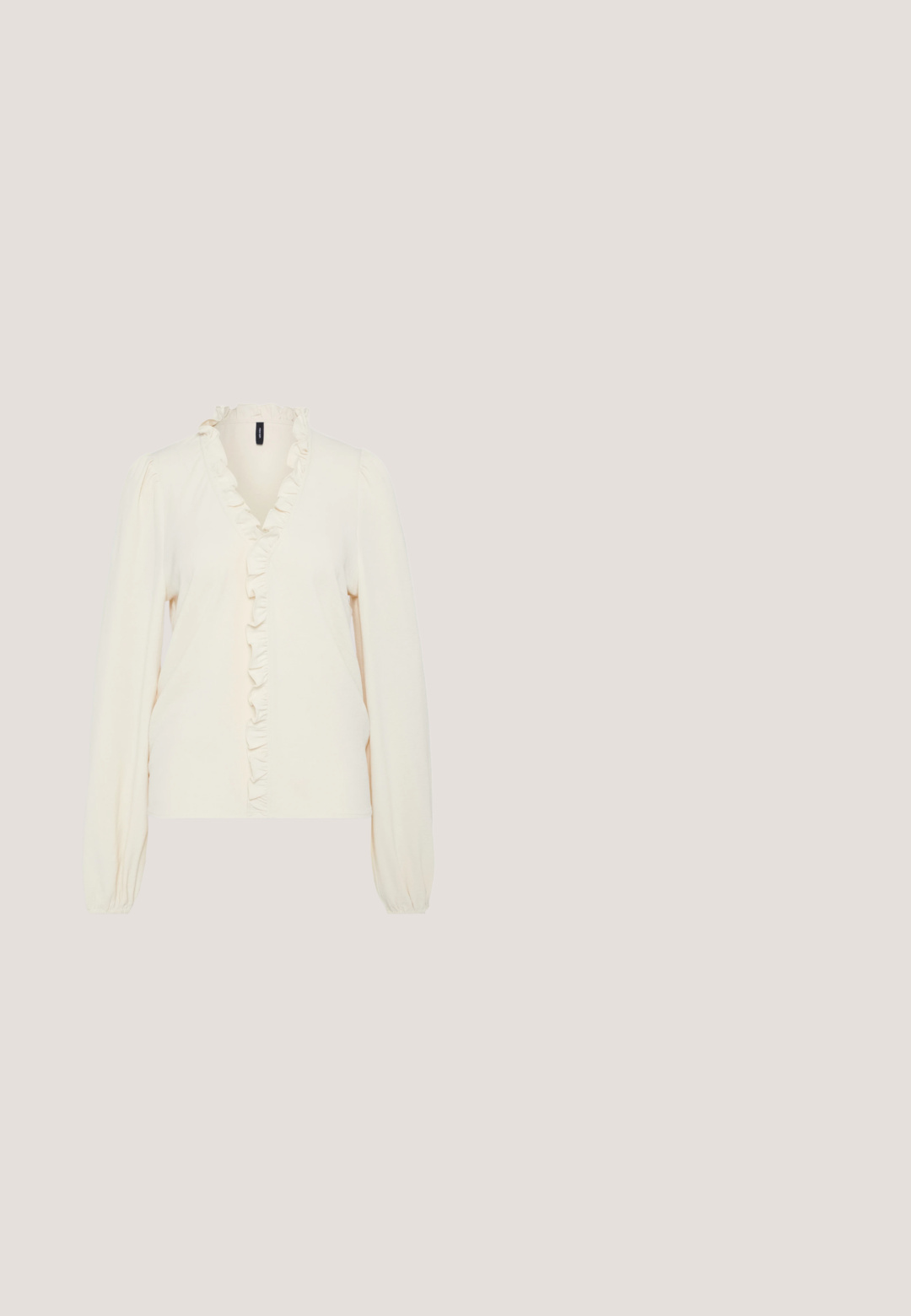 Lange mouwen, crèmekleurige blouse met een gerimpelde V-hals, gathered mouwen en een getailleerde pasvorm. Gladde textuur zonder patronen.; Zwarte wijde broek van gladde stof, met voorplooien en een bijpassende zwarte riem met een zilveren gesp.; Zwarte leren slingback schoen met een puntige neus, lage blokhak, uitsnijdingen aan de zijkant en een verstelbare enkelband. Glad oppervlak overal.; Zwarte, hoekige zonnebril met grijze lenzen; gemaakt van plastic, met dikke armen met een gladde oppervlakte en zonder zichtbare hardware.; Zwarte leren handtas met krokodillenstructuur, rechthoekige vorm, gebogen klep en korte toplus.; Een paar gepolijste zilveren oorringen met een glad, licht gebogen oppervlak en vlindersluiting, afgebeeld op een witte achtergrond.