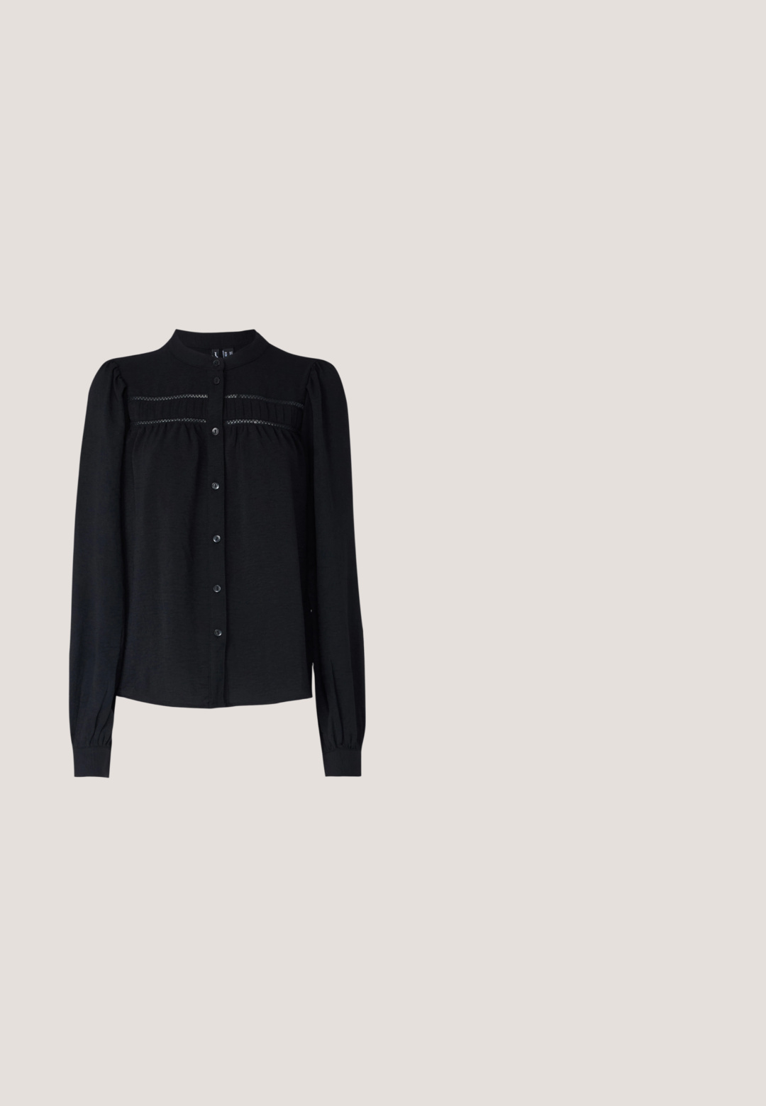 Blouse noire à manches longues avec un col, fermeture à boutons, détails plissés sous le empiècement, et poignets froncés. Tissu doux et texturé.; Jeans évasés bleu foncé avec taille haute, cinq poches, une fermeture éclair et un bouton. Tissu en denim lisse avec une texture homogène.; Chaussure Mary Jane en cuir noir avec un bout carré, un accent de boucle en argent et un talon bas épais, sur un fond argenté brillant.; Lunettes noires angulaires avec des verres gris ; fabriquées en plastique, avec des branches épaisses à la surface lisse et sans matériel visible.; Pieces PCALUANA SHOULDER BAG - Sac à main - black; Paire de boucles d'oreilles en forme d'anneau spirale en argent avec un design lisse et arrondi sur fond blanc uni.