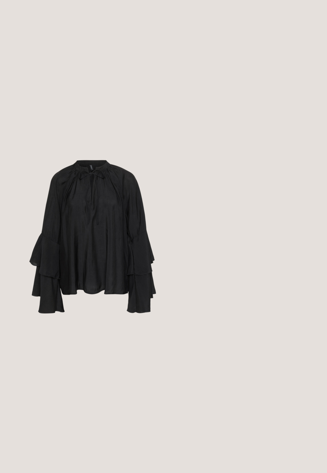 Sort let bluse med høj hals, bindedetalje og lagdelte, flared ærmer. Glat stof med en flydende, afslappet pasform.; Sorte bukser med brede ben og en glat tekstur, der har en knaplukning og frontlommer. Klassisk, alsidigt design velegnet til forskellige anledninger.; Fødder iført sandfarvede ruskindssandaler med åben tå, ankelstropper og lave blokhæle, kombineret med lyse farvede, korte bukser.; Sorte rektangulære solbriller med mørkt tonede linser, tyk plastramme og brede stænger. Glat overflade og kantet design.; Sort læderhåndtaske med en struktureret overflade, der har en enkelt skulderrem og guld hardware-detaljer. Designet er slankt og minimalistisk.; Sølv metal øreringe med to sammenflettede cirkler, en større og en mindre, med børstet finish og push-back låse.