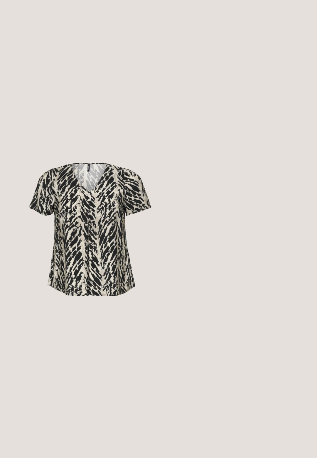 Kortærmet top med V-hals, der har et sort og cremefarvet tigerstribe mønster. Stoffet virker let og draperende.; Røde og brune mønstrede bukser med elastisk talje. Har et geometrisk motiv på en lys baggrund. Længde til midt på læggen, letvægtsstof.; Sort læder wedge sandal med stropper, justerbar ankelspænde og flettet natur jute platformssål på hvid baggrund.; Guldtonede sekskantede solbriller med gradient brune linser, der har tynde metalarme og brune acetatspidser.; Sort flettet læder skindtaske med flad bund, justerbar rem og en lille logodetalje nederst. Blød, tekstureret finish.; Guld vedhængs halskæde med en tynd rektangulær stang. Kedlen er delikat med justerbar længde og afrundede ender. Enkel design, glat tekstur.