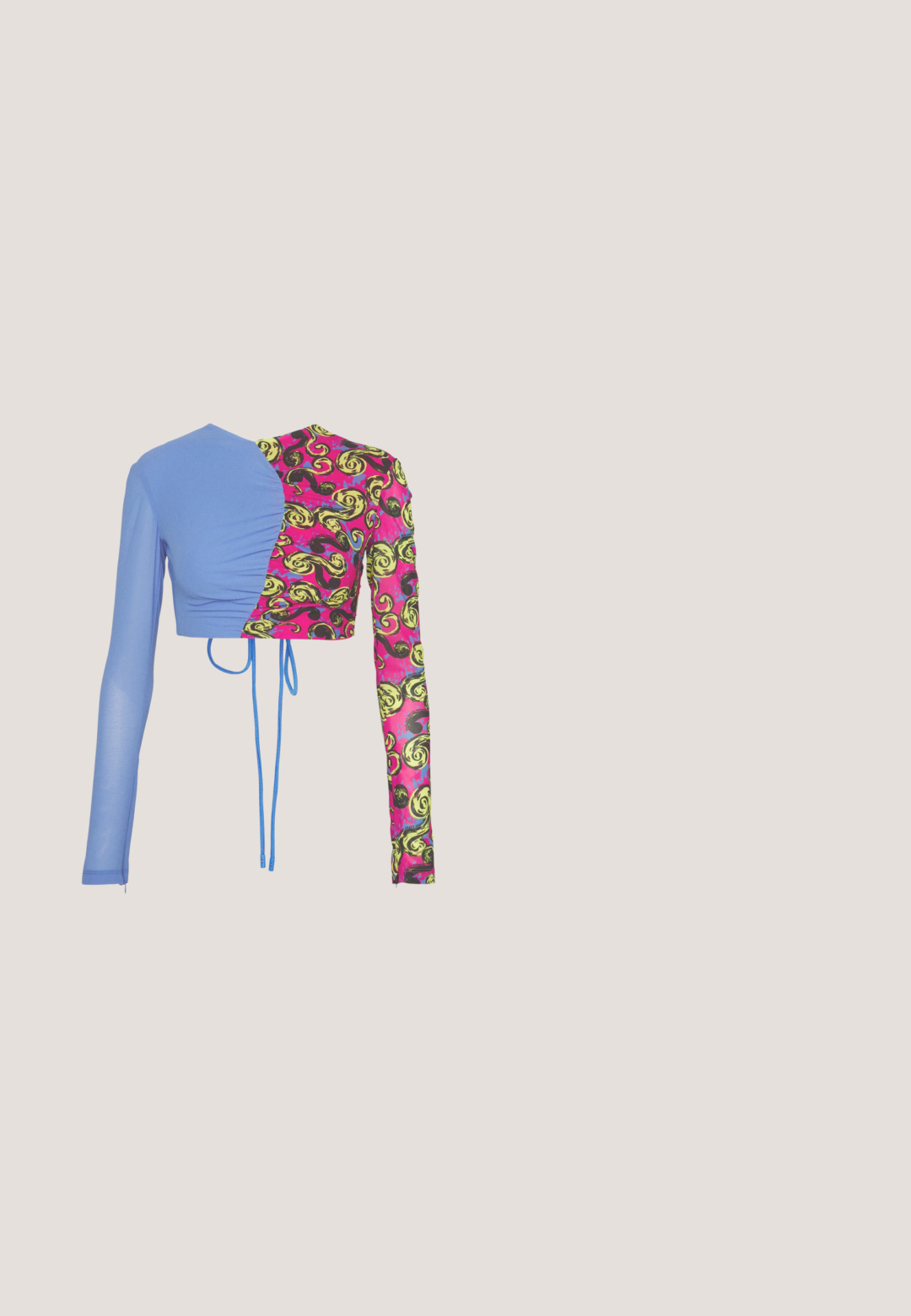 Crop-top med lange ærmer, der har en blå side med rynker og en pink side med et dristigt sort og gult swirl-mønster samt bindebånd.; Gul pailletteret blyantskirt med rynket detaljer foran og bagpå, med en tekstureret overflade og en kant der bliver smallere mod bunden.; Sort højhælet sandal med vingeformede blanke dekorative elementer og dobbelte ankelstropper med sølvspænder.; Solsikker med en oktagonal hvid ramme, sorte kanter og grå linser. Det gyldne logo på siden tilføjer et karakterfuldt accent.; Sort faux læder håndtaske med rektangulær form, guld logo og en enkelt justerbar rem. Har en klaplukning og et elegant design.; Sølv hoop øreringe med et kors og hjerte charm. Glat, skinnende tekstur med en poleret finish. Hver charm hænger fra en sikker løkke.