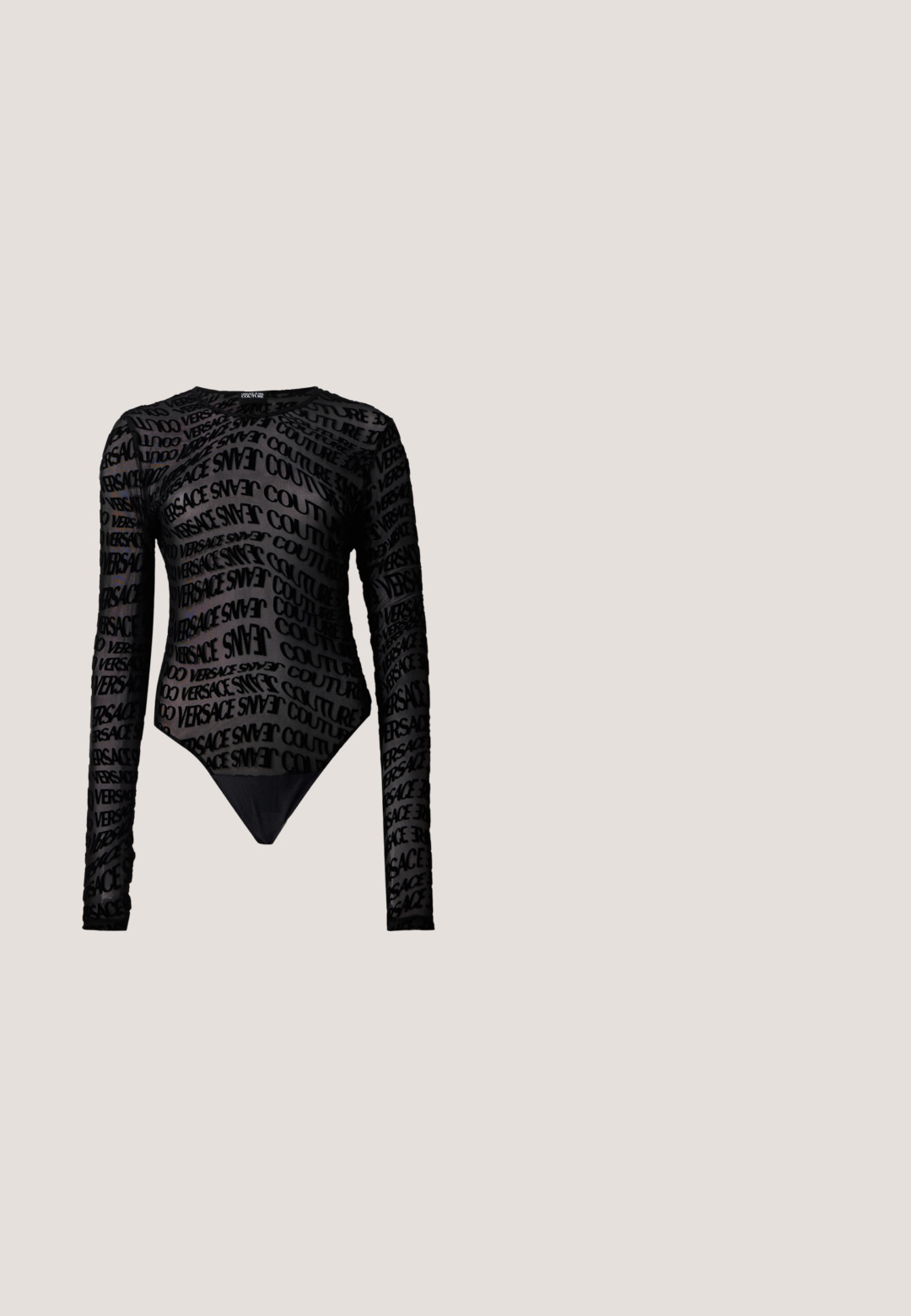 Must mustriga bodysuit, millel on läbipaistev materjal ja korduvad Versace logod erinevates suurustes, klassikalise ümmarguse kaelusega.; Mustmustik tülli seelik kihiliste volangidega, elastne vöökoht ja voolav siluett. Läbipaistev tekstuur annab kerguse ja liikumise.; Must musta nahk sildiga kontsad avatud varbaga, õhukese kontsaga ja bränditud aktsendiga rihmal.; Mustad musta kaar silhouettesega prillid, millel on halli gradientläbipaistvused, valmistatud plastikust. Prillidel on kuldne bränding tempel ning sile ja läikega viimistlus.; Mustast läikivast nahast käekott kuldse metallikinnitusega, kahekordsete ülemiste sangade ja reguleeritava õlarihmaga. Struktureeritud disain aktsentõmblustega.; Õhuke poleeritud kuldne käevõru, millel on kaardus traadist silmus ja keeratava kinnitusdetailiga pandla, esitatud lihtsal heledal taustal.