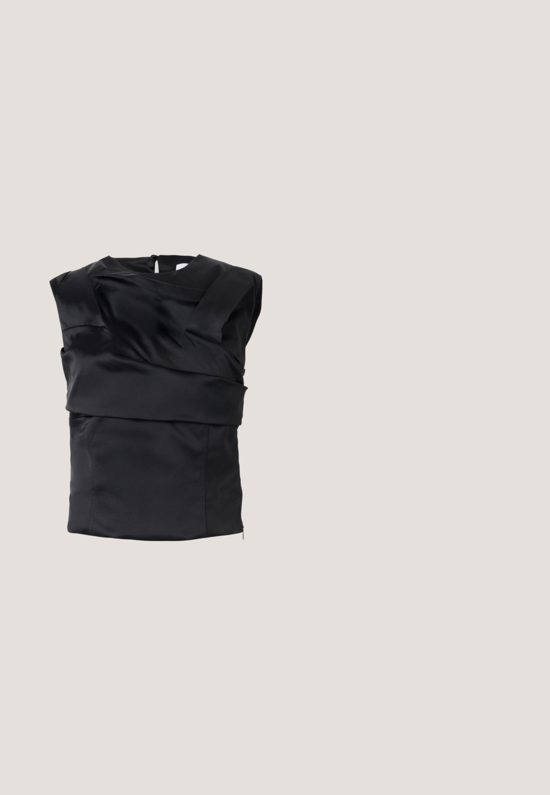 Zwarte satijnen top met een gestructureerd ontwerp, brede schouders en een asymmetrisch voorpaneel, afgesloten met een rits aan de achterkant.; Zwarte wijde broek met een sequined textuur en zilveren accenten, die een patroon over de hele stof creëert.; Zwarte slingback pump met puntige neus en glanzende metalen neuskap. Beschikt over een hoge stilettohak en slanke enkelband. Gladde leren textuur.; Zwarte zonnebril met een vierkant montuur. Grijze lenzen met gouden cirkelvormige accenten op de pootjes. Getextureerd oppervlak en zichtbare branding.; Zwarte handtas van getextureerd leer met twee handvatten en een gouden slangenvormige sluiting met gravure "Just Cavalli".; Gouden druppeloorbellen met bovenaan ronde lichtpaarse stenen en daaronder hangende grotere ovale bruine stenen tegen een effen achtergrond.