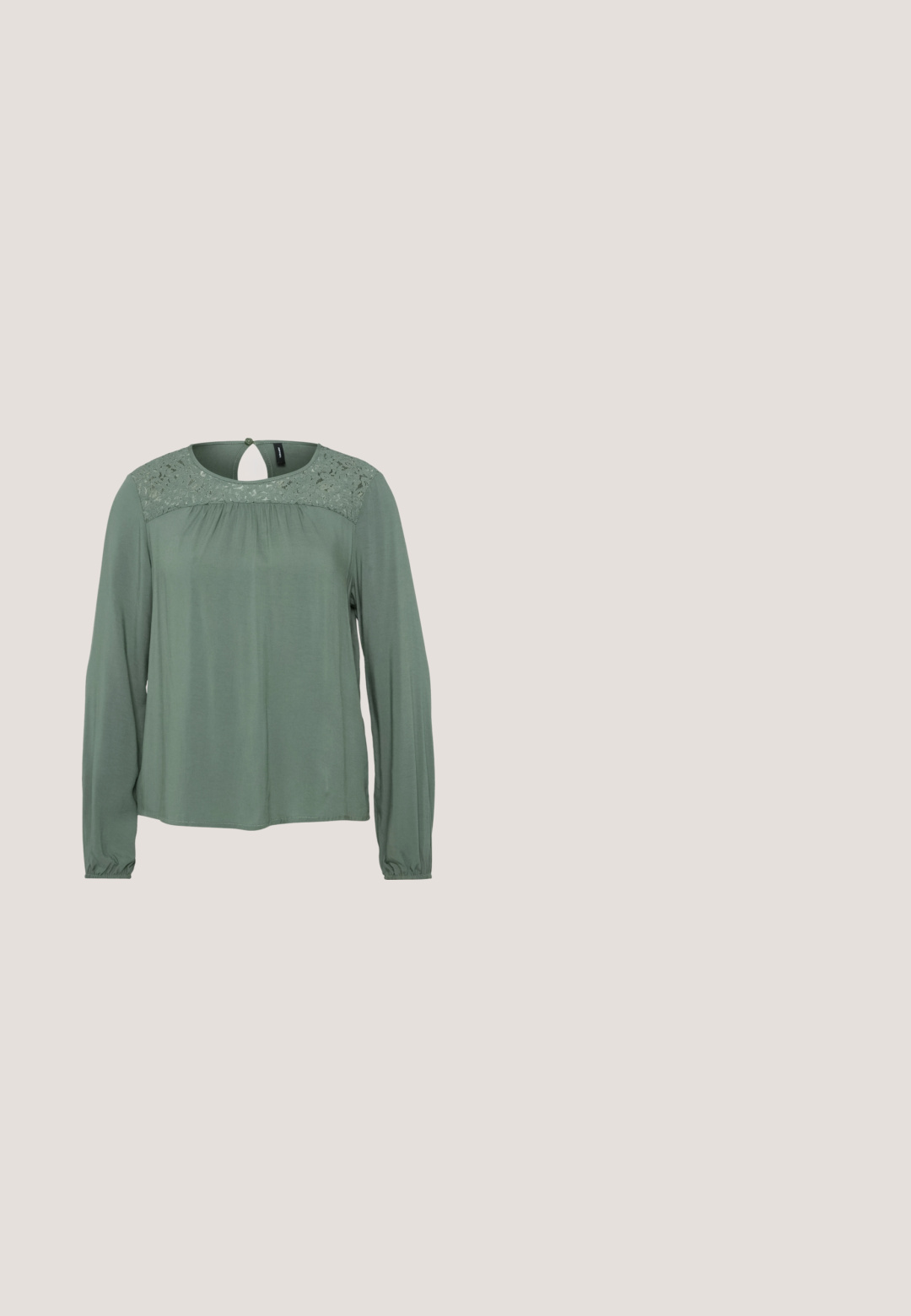 Blusa verde de manga larga con inserción de encaje en el escote, detalle fruncido y cierre de botón en la parte posterior. Textura de tela suave y lisa.; Pantalones de pierna ancha negros, confeccionados en una tela suave, con cierre de botón y un diseño limpio y ajustado, sin bolsillos visibles.; mtng MARS - Mules de tacón - black; Gafas de sol negras en forma de ojo de gato con un acabado mate, que presentan lentes ahumados grises, ángulos pronunciados y brazos laterales elegantes. Nombre de la marca visible en el interior del brazo.; Bolso negro de forma redondeada, hecho de material liso. Presenta un asa trenzada y un cierre de cremallera para un almacenamiento seguro.; Pendientes de aro plateados con textura ondulada e irregular. Presentan una forma circular delgada y un acabado reflectante.