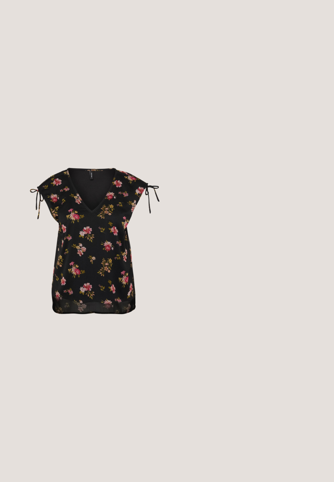 Sort blomsterbluse med V-hals, korte ærmer og bånddetaljer ved skuldrene. Har et mønster af lyserøde og grønne blomster. Glat tekstur.; Sorte vidde bukser lavet af glat stof har frontfald, en enkelt knaplukning og bæltesløjfer.; Sorte læder balletflade med rund tå, flad sål og en tynd justerbar rem over svangen med en metalspænde.; Sorte rektangulære solbriller med gule linser. Funktioner inkluderer tykke stel og kantet design med en glat, blank finish.; Sort flettet læderhåndtaske med kort håndtag og aftagelig skulderrem, vist mod en ensfarvet lys baggrund.; Sølv hoop ørestik med en poleret overflade, prydet med små guld accenter og en rund form, båret på øreflippen.