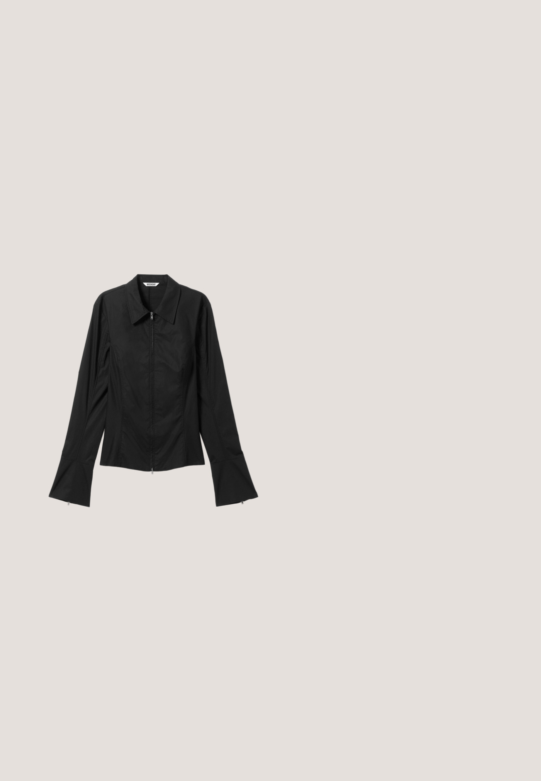 Chemise noire cintrée à manches longues avec col pointu, fermeture éclair à l'avant et poignets évasés, posée à plat sur un fond clair.; Pantalon noir à jambes larges avec une texture lisse, doté d'une taille haute et de détails à boutons sur les côtés. Design classique et polyvalent.; Escarpin en cuir noir à talon aiguille avec un bout pointu, une bride latérale à boucle, des clous le long du bord et un laçage décoratif à l'avant.; Lunettes de soleil rectangulaires noires avec des verres jaunes. Les caractéristiques incluent des montures épaisses et un design anguleux avec une finition lisse et brillante.; Petit sac à main noir brillant avec deux longues anses et des détails à cordon sur les côtés sur un fond clair uni.; Boucles d'oreilles en métal argenté avec un design ondulé et sculptural, présentant une finition polie et des formes irrégulières, mettant en valeur une esthétique contemporaine.
