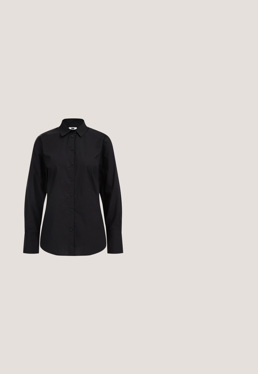 Schwarzes Langarm-Hemd mit Knöpfen aus glattem Stoff, mit klassischem Kragen, vorderen Knöpfen und taillierter Passform.; Schwarze weit geschnittene Hosen mit einem plissierten Design, elastischem Bund und glatter Stofftextur. Geeignet für verschiedene Anlässe.; Schwarzer Slingback-Schuh aus Leder mit spitzer Zehe, silberner Schnalle und klobigem Blockabsatz vor neutralem Hintergrund.; Schwarze ovale Sonnenbrille mit dunkel getönten Gläsern und ALDO-Logo an den Bügeln, dargestellt vor hellem Hintergrund.; Kleine Schultertasche aus kastanienbraunem Leder mit geknotetem Riemen und Reißverschluss oben vor einem schlichten hellen Hintergrund.; Silberne Ohrringe mit einer organischen, abstrakten Form. Glatte, glänzende Oberfläche mit einem konischen Design. Mit dezenten Kurven und einem zentralen Linienelement.